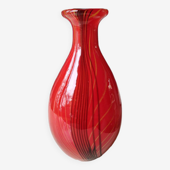 Grand Vase D Art Italien en verre soufflé main de Murano. Rouge vif/Décor tourbillons noir/or. 31 x 16 cm
