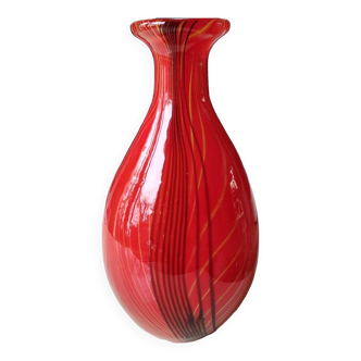 Large Italian Art Vase in hand-blown Murano glass. Bright red/Black/gold swirls decor. 31 x 16 cm