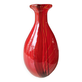 Grand Vase D Art Italien en verre soufflé main de Murano. Rouge vif/Décor tourbillons noir/or. 31 x 16 cm