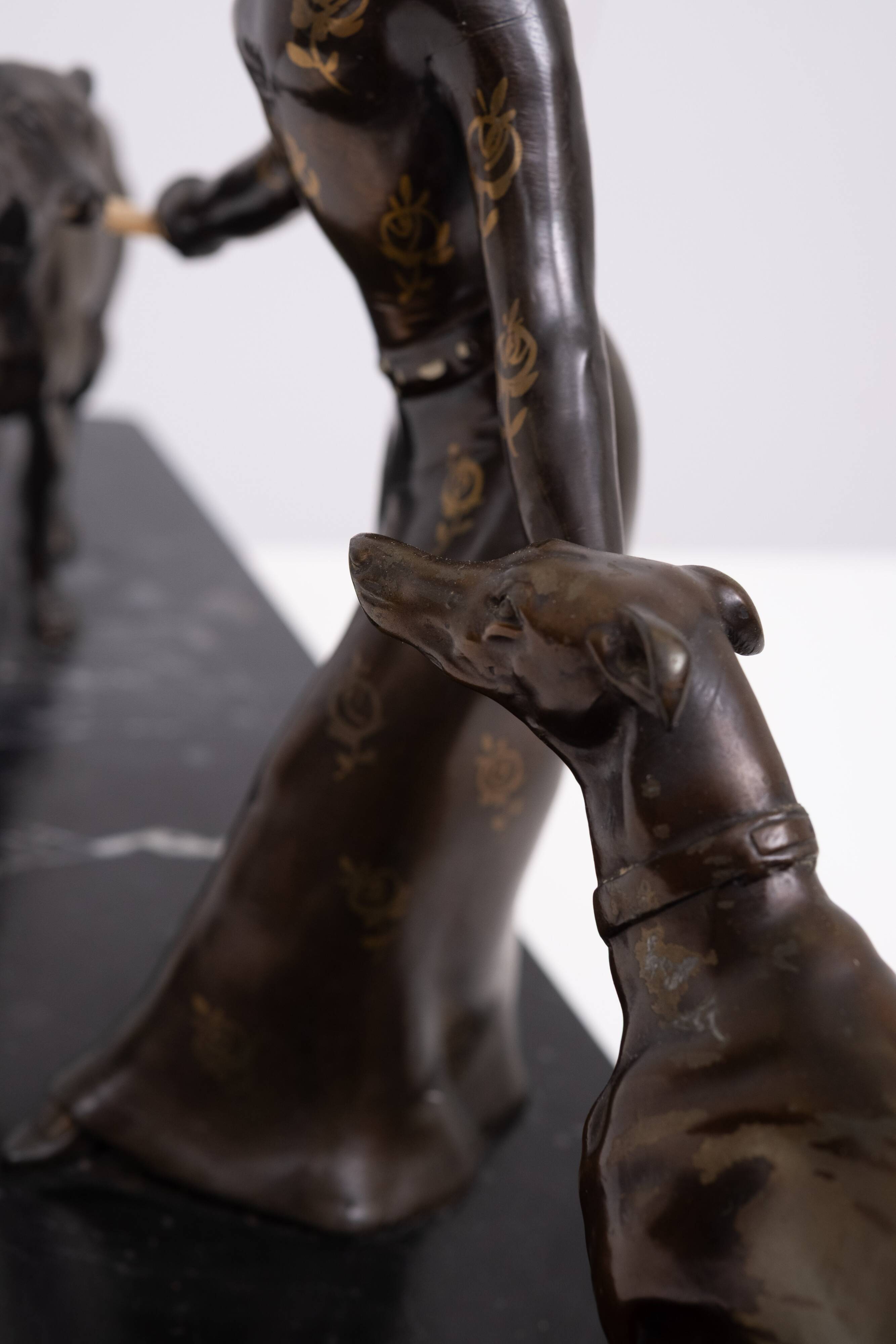 Sculpture Art Déco d'une femme avec des lévriers 1920/30 France