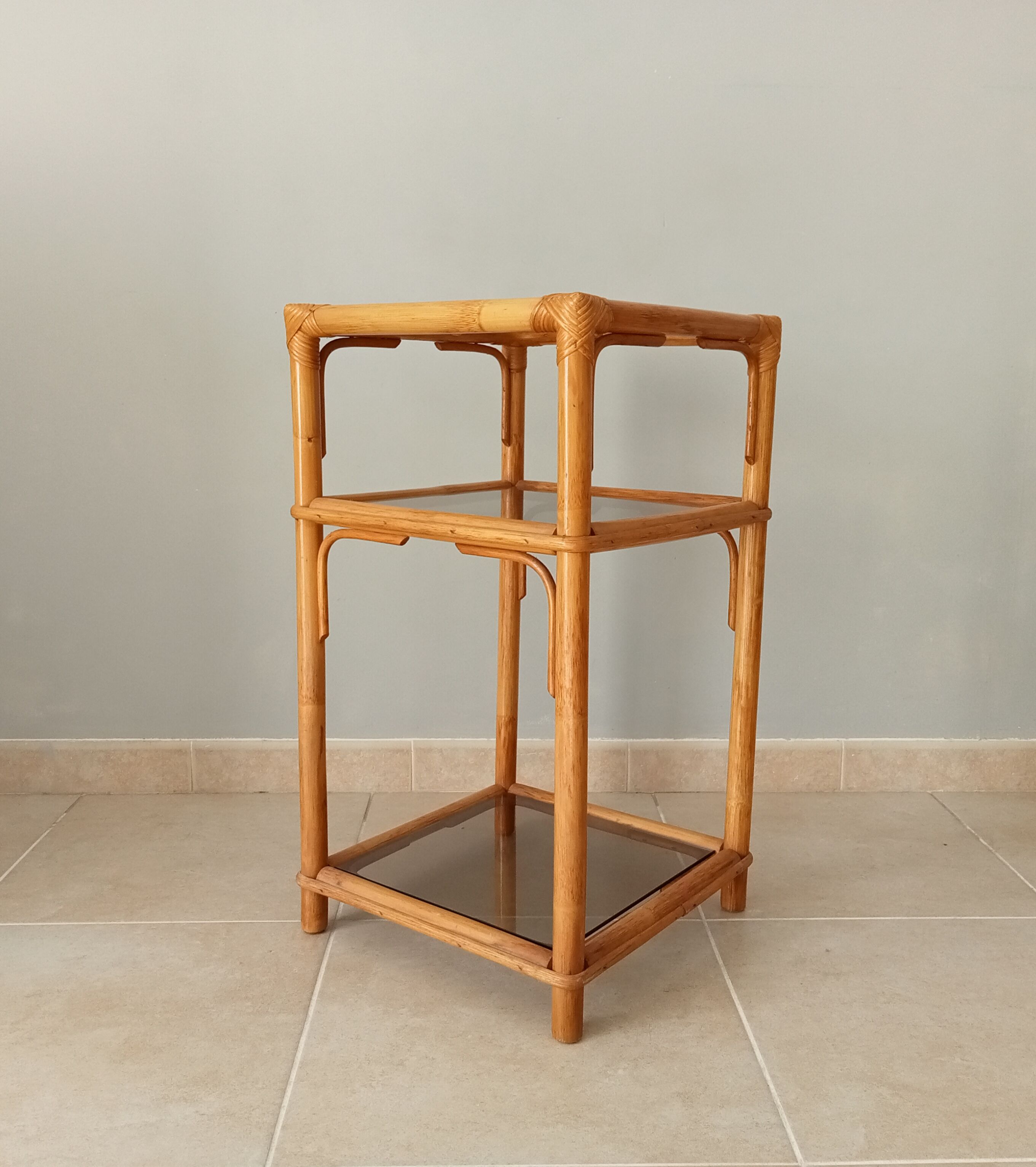 Étagère vintage en bambou, rotin et verre fumé années 70/80