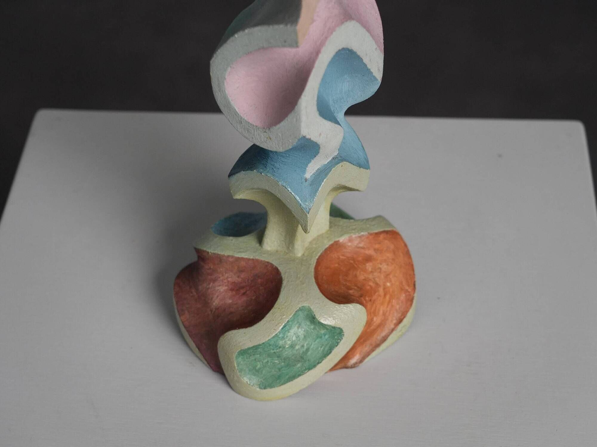 Sculpture en bois polychrome abstraite, attribuée à Ivan Stoyanov, Bulgarie, 1981
