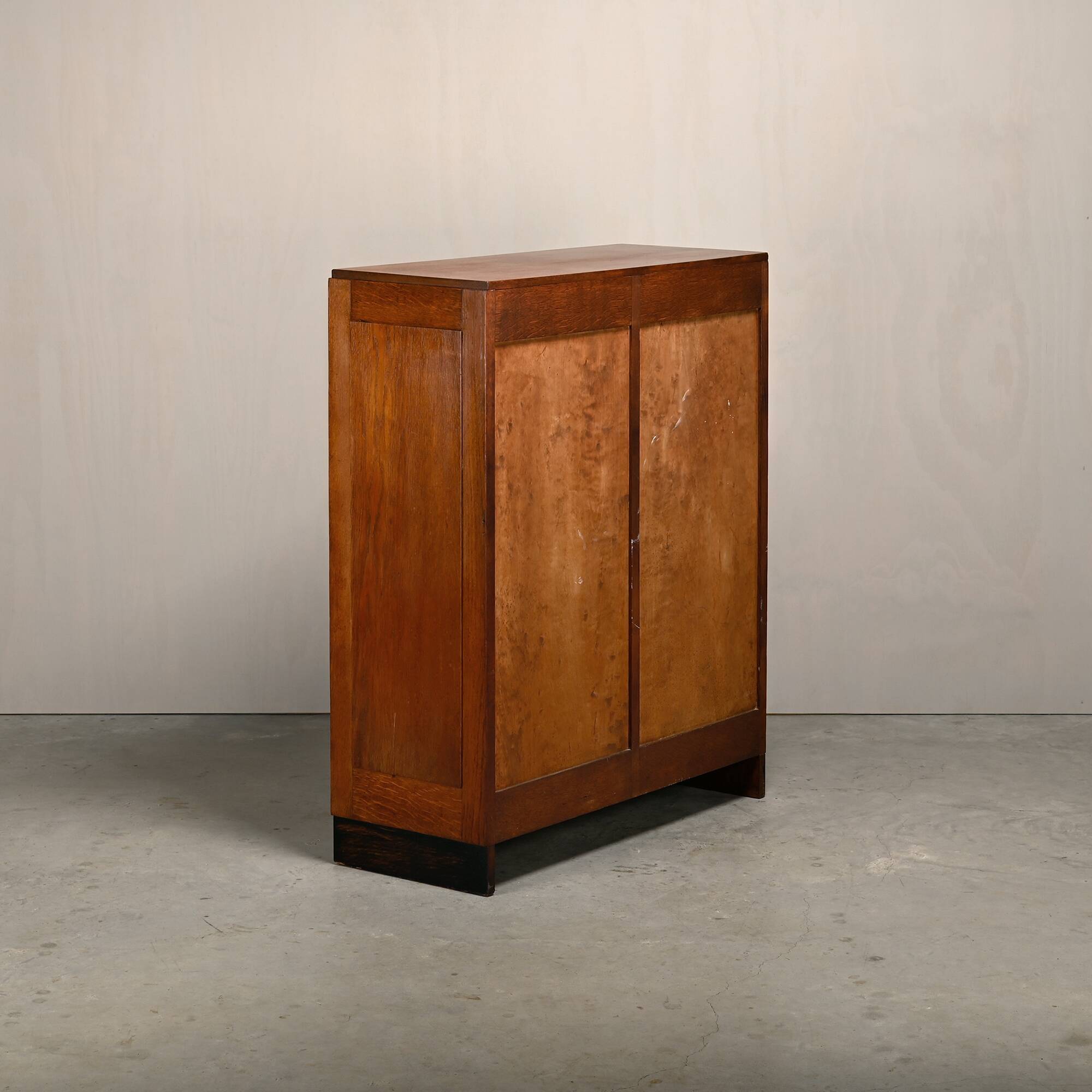 Cabinet d'archive en chêne moderniste, commode dans le style de l'École d'Amsterdam