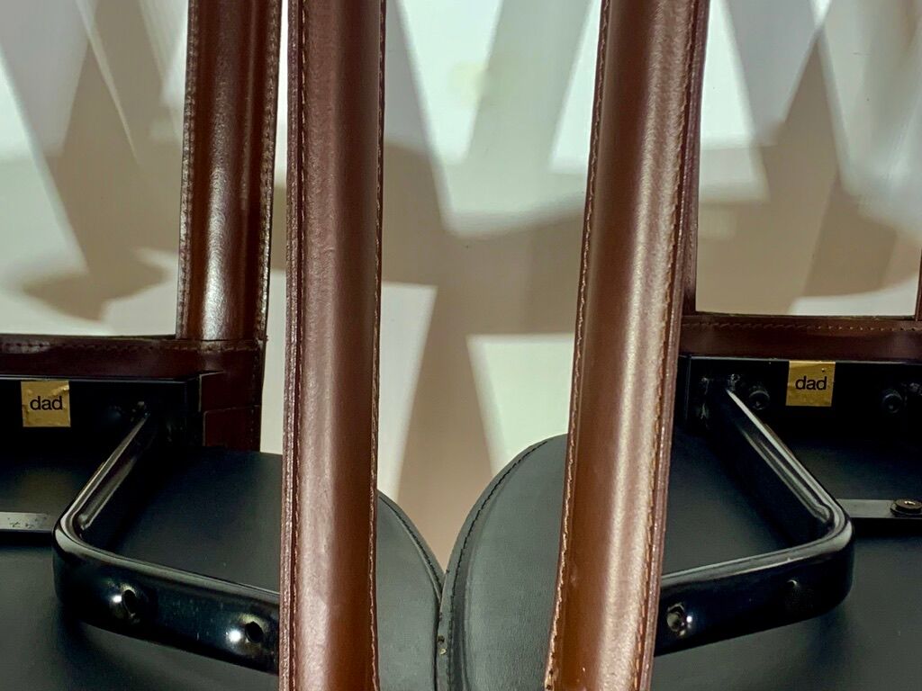 2 chaises total cuir estampillées dad