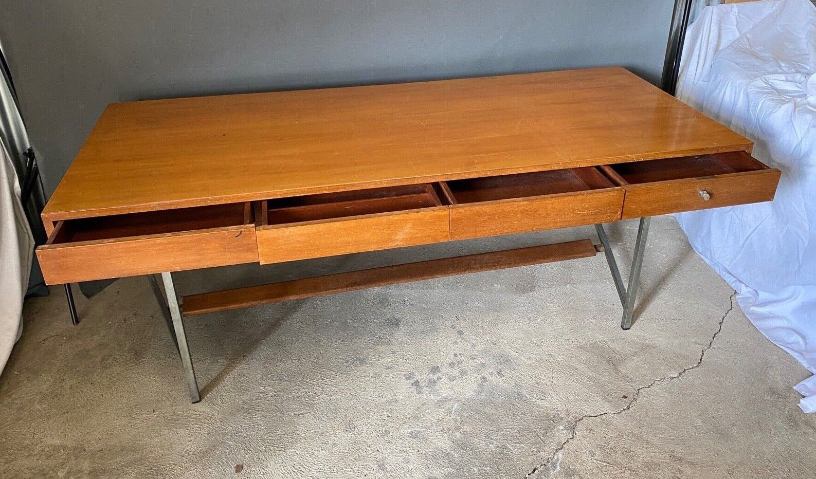 Bureau quatre tiroirs 1960 sur pieds tubulaires chromes
