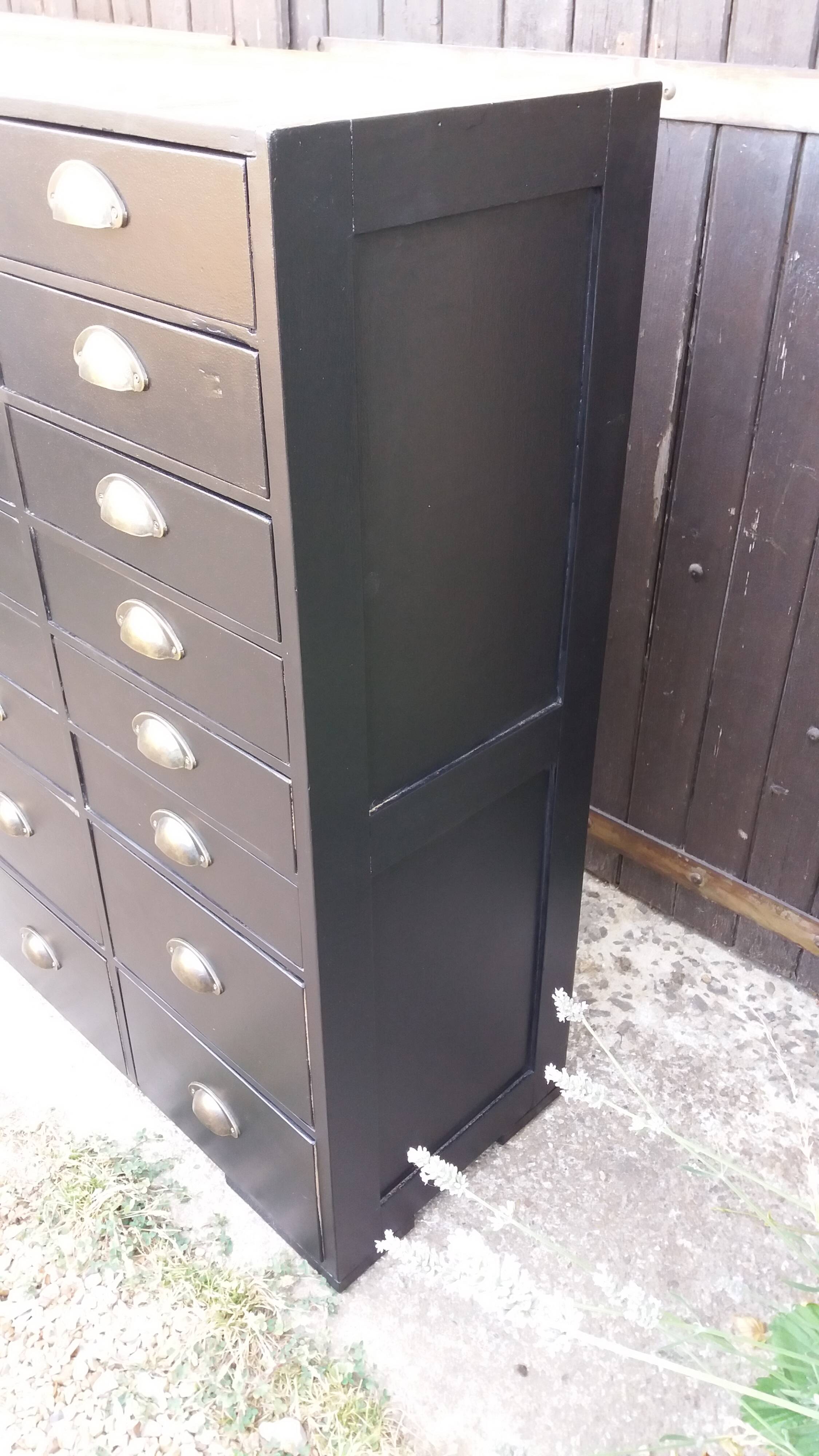 Meuble d'atelier à 24 tiroirs