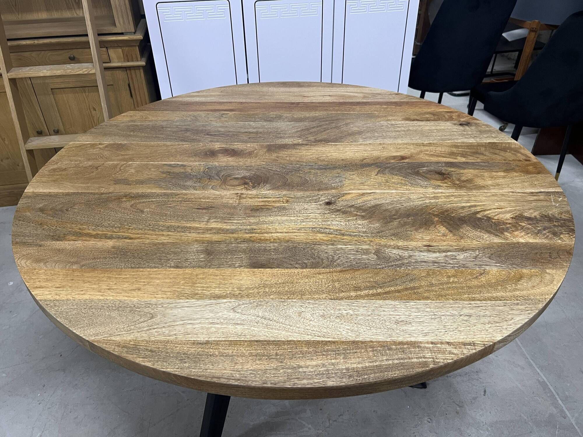 Industrial dining table for 6 to 8 people in mango and cast iron