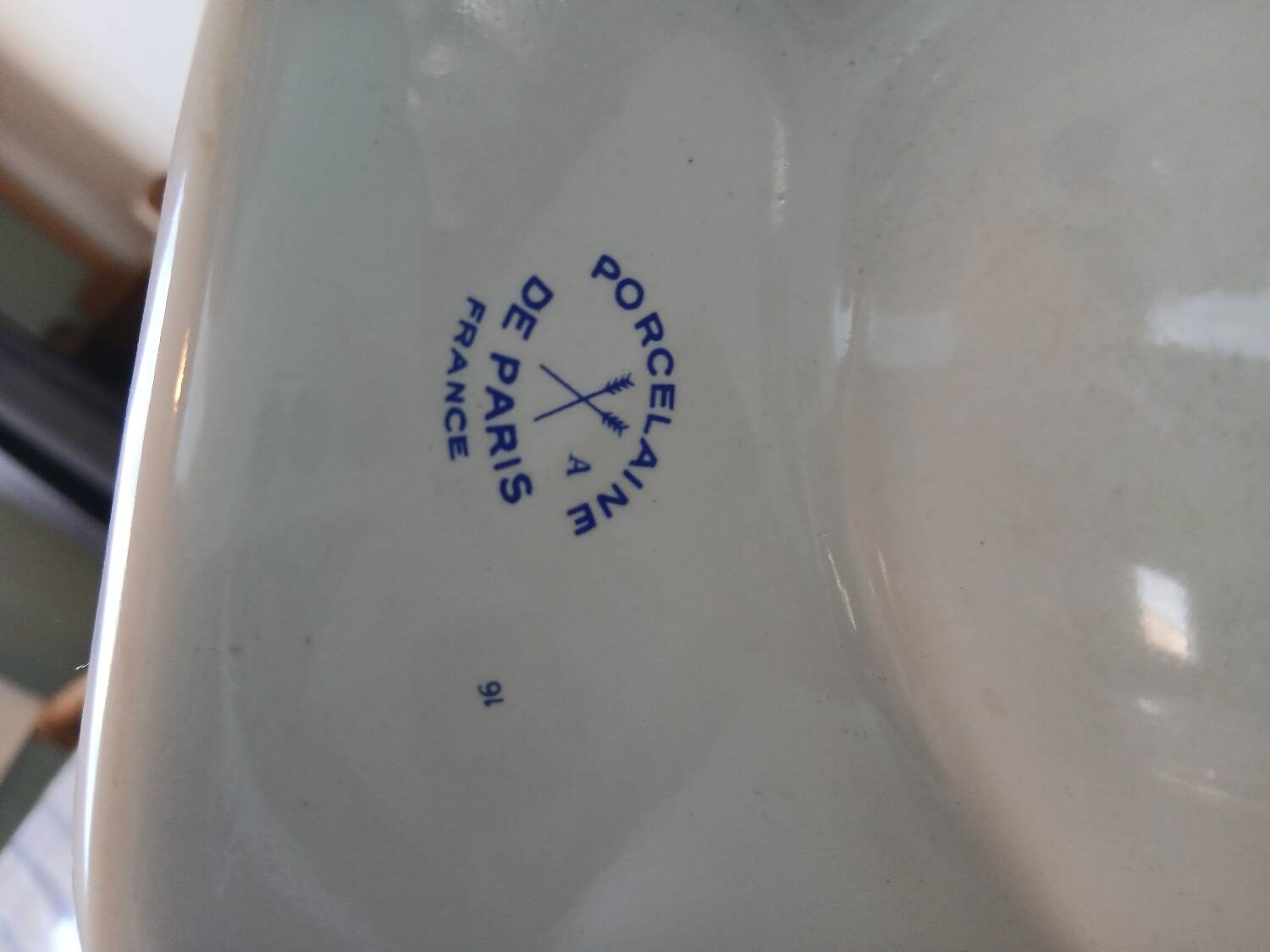 Lave mains et sa tablette en porcelaine