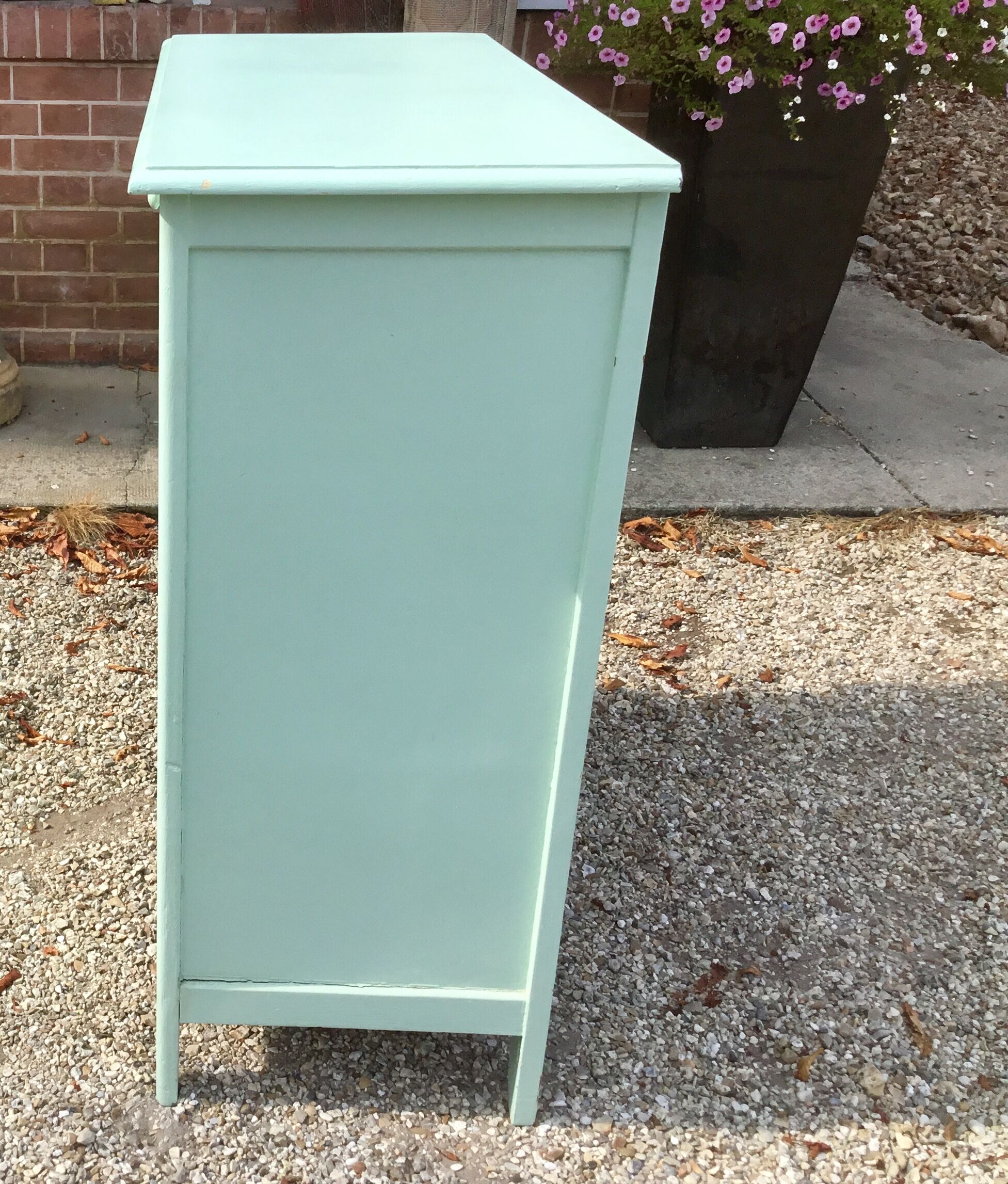 Green parisian buffet of water