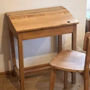 Pupitre d’écolier ancien en bois massif brut - bureau