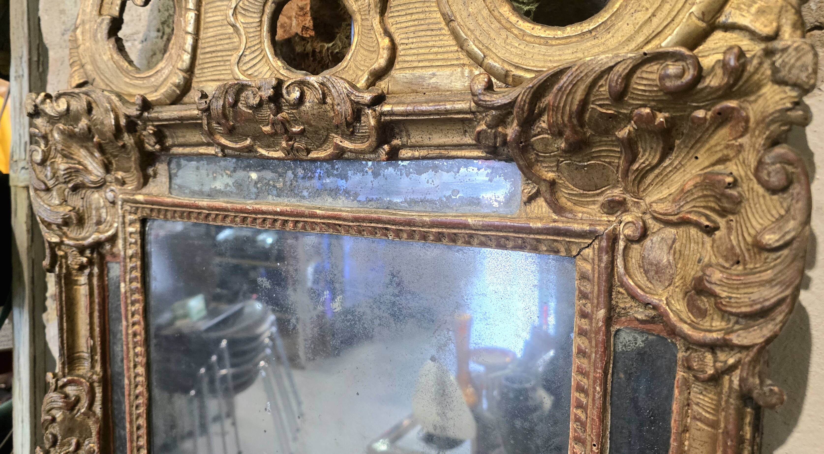 Regency period mirror with a carved and gilded wooden pediment – 18th century