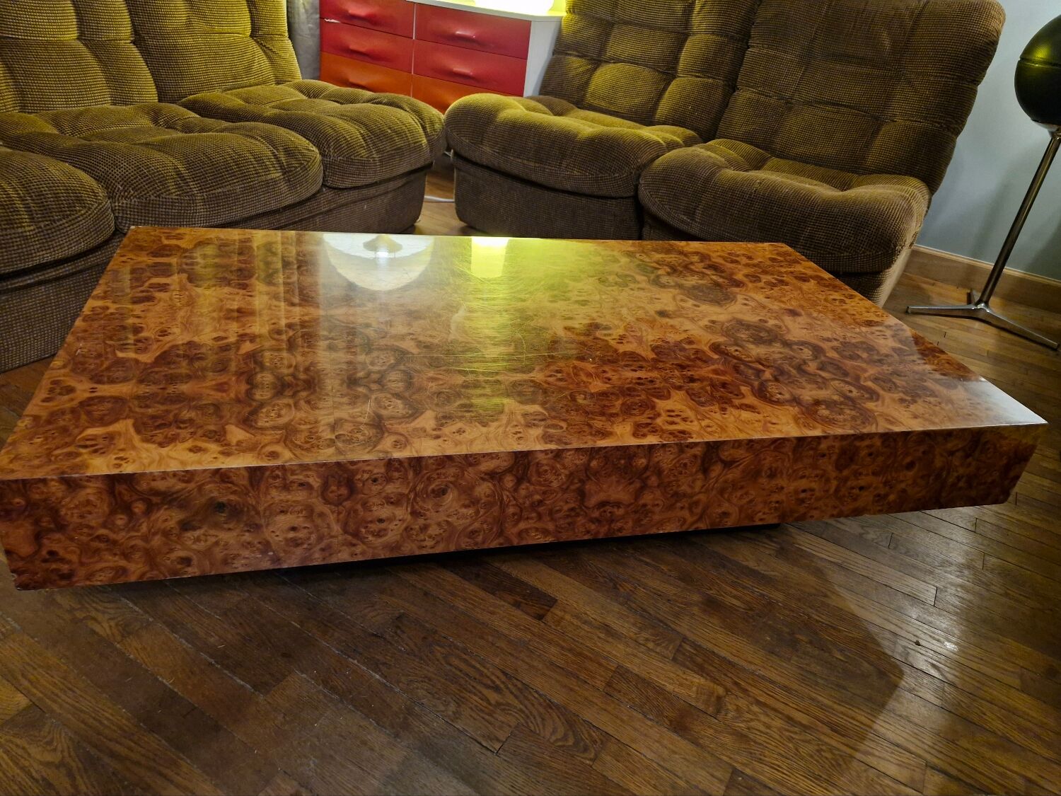 Italian design coffee table in burl wood by Roche Bobois, 1970s.