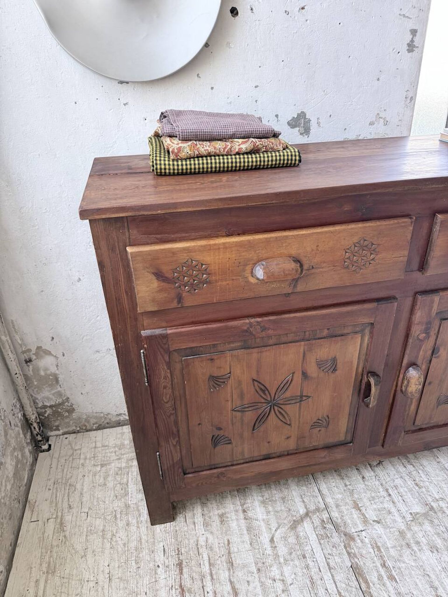 Meuble de rangement confiturier art populaire savoyard 1950