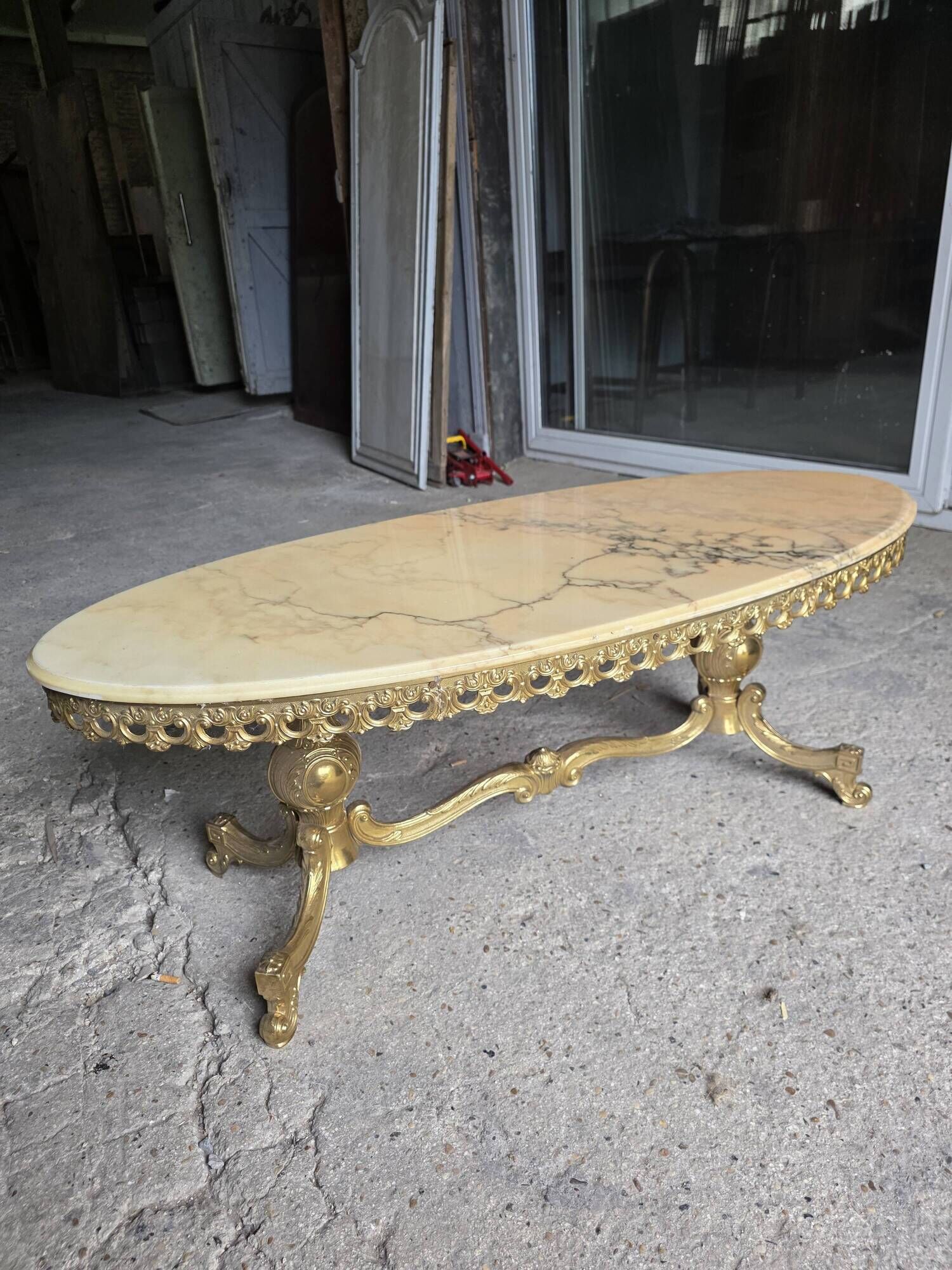 Table basse en bronze et marbre années 1960