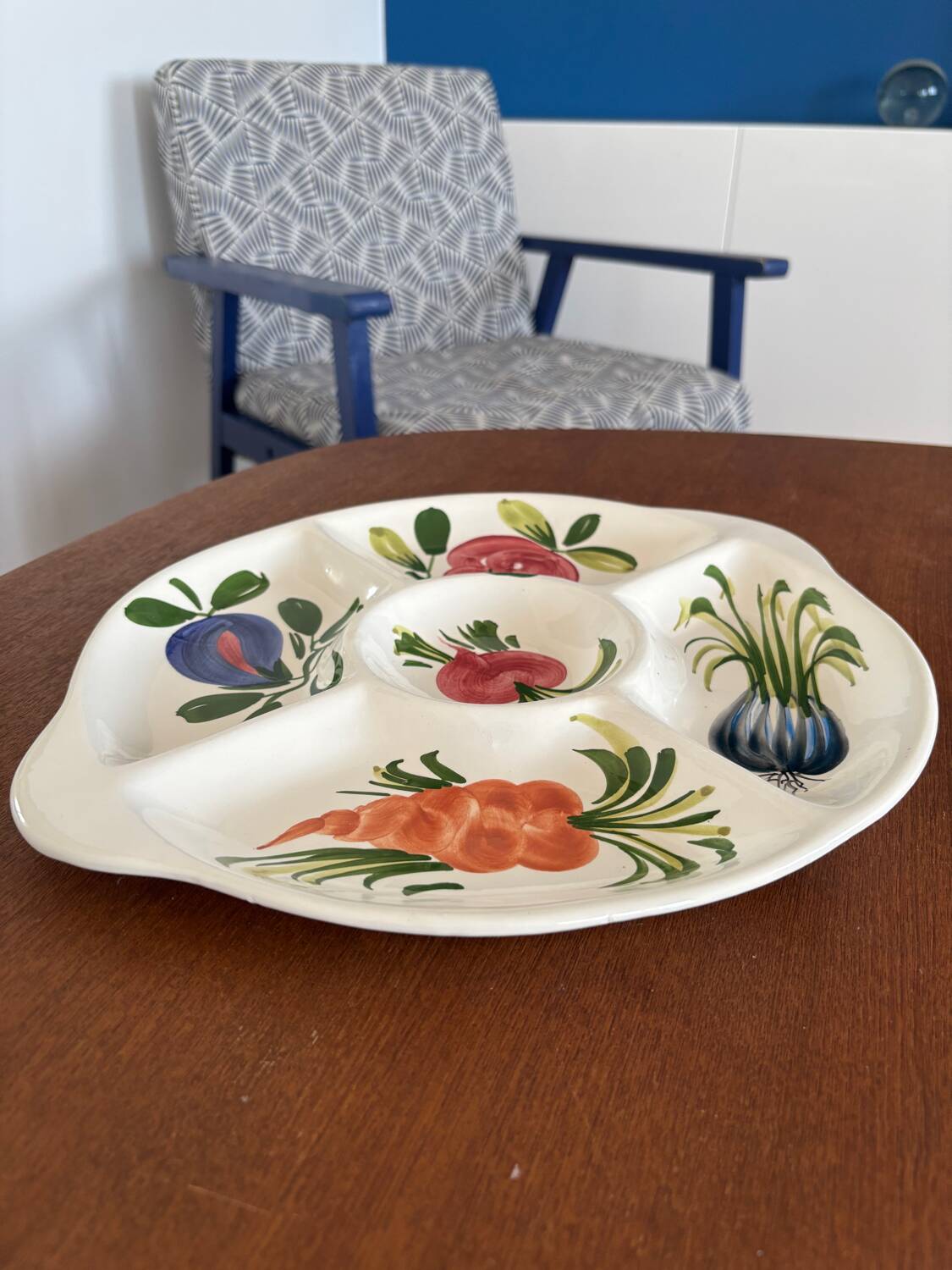 Plat apéritif compartiments légumes en barbotine majolique vintage