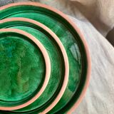 Lot 3 assiettes en terre cuite émaillée en vert