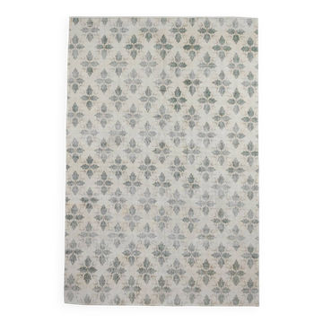 Tapis persan ancien ivoire et vert à motifs géométriques, 198x296