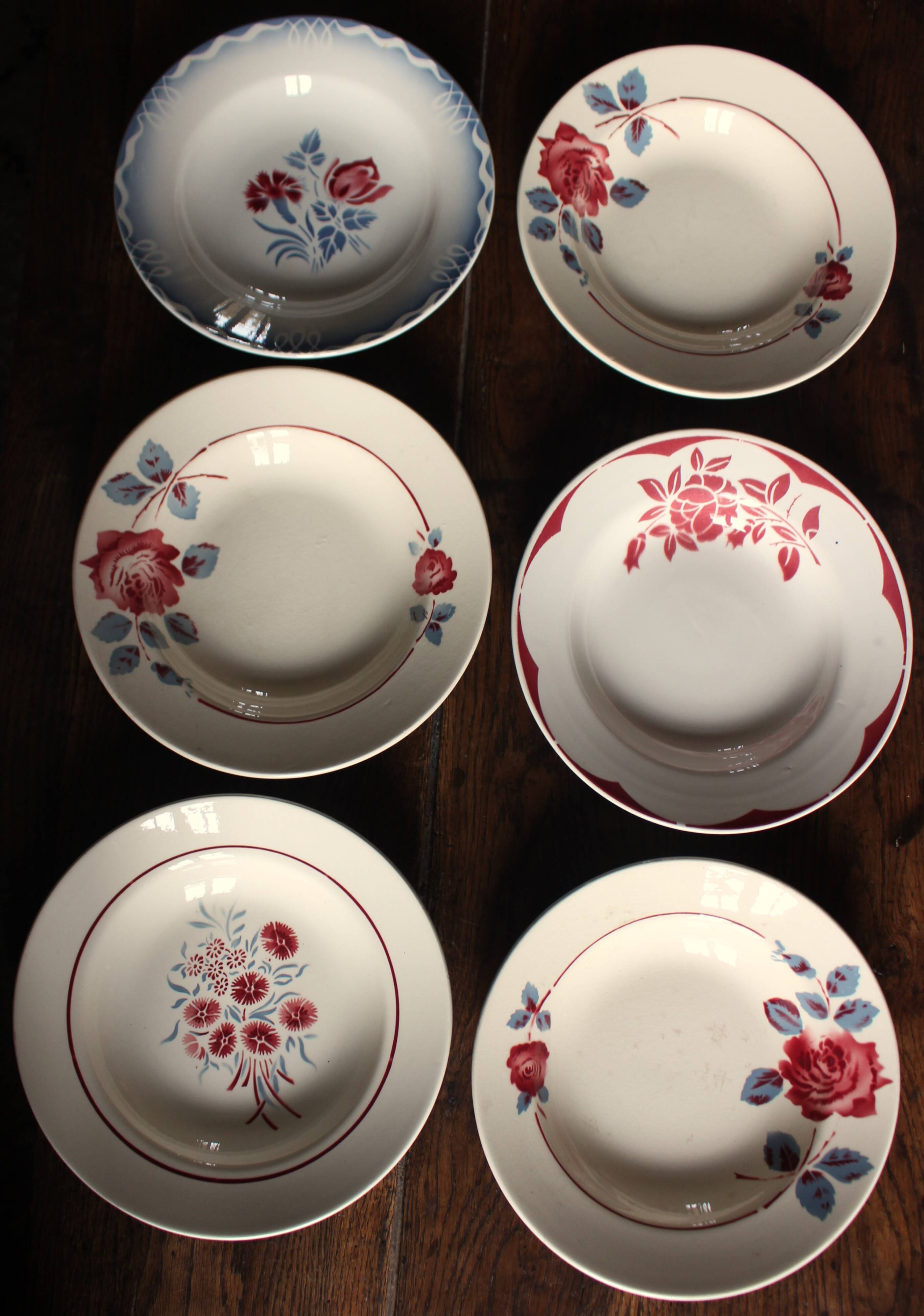 6 mismatched red and blue Art Deco soup plates, Badonviller Digoin