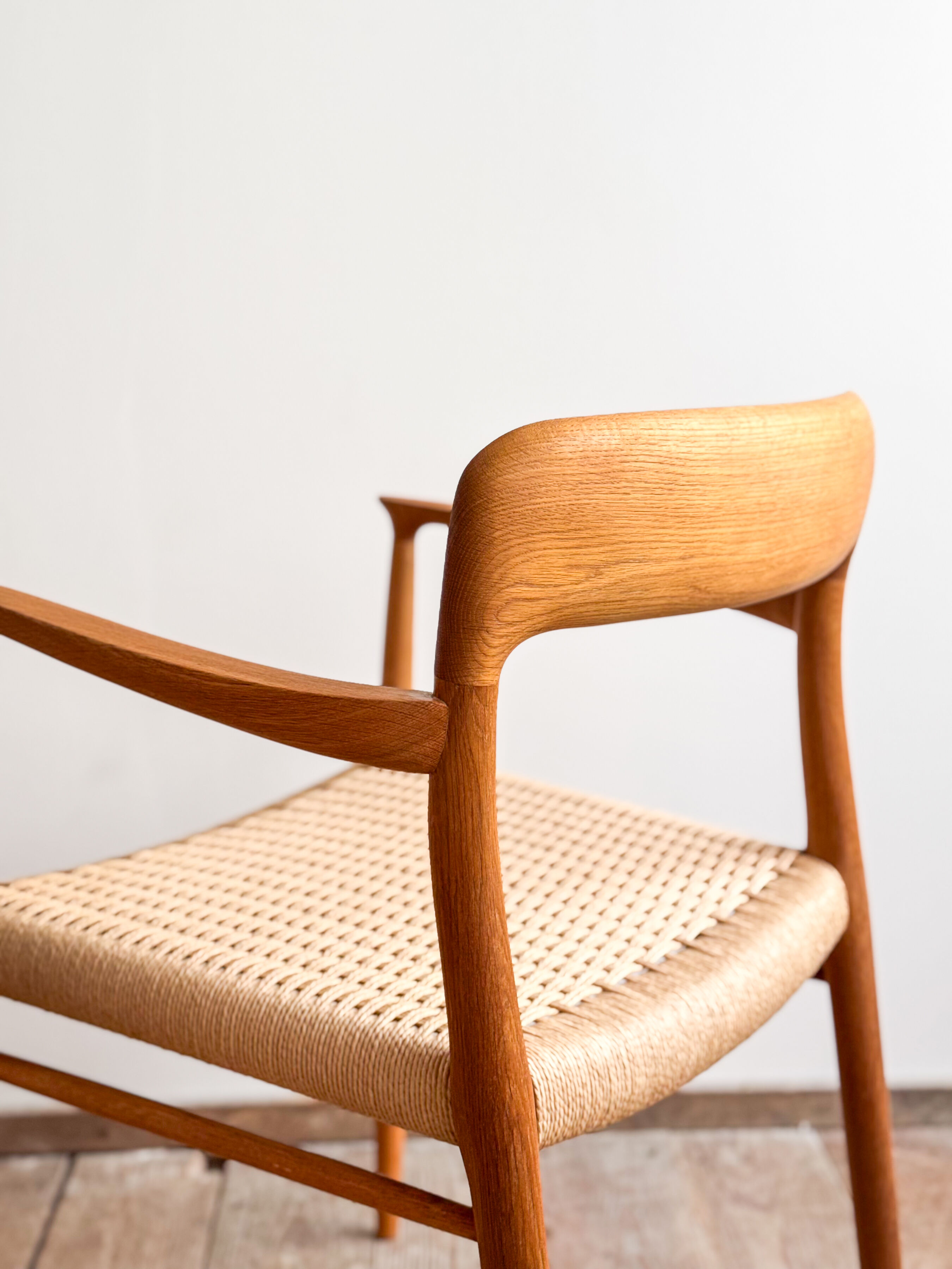 Paire de chaises de salle à manger modèle 56 par Niels O. Møller en chêne