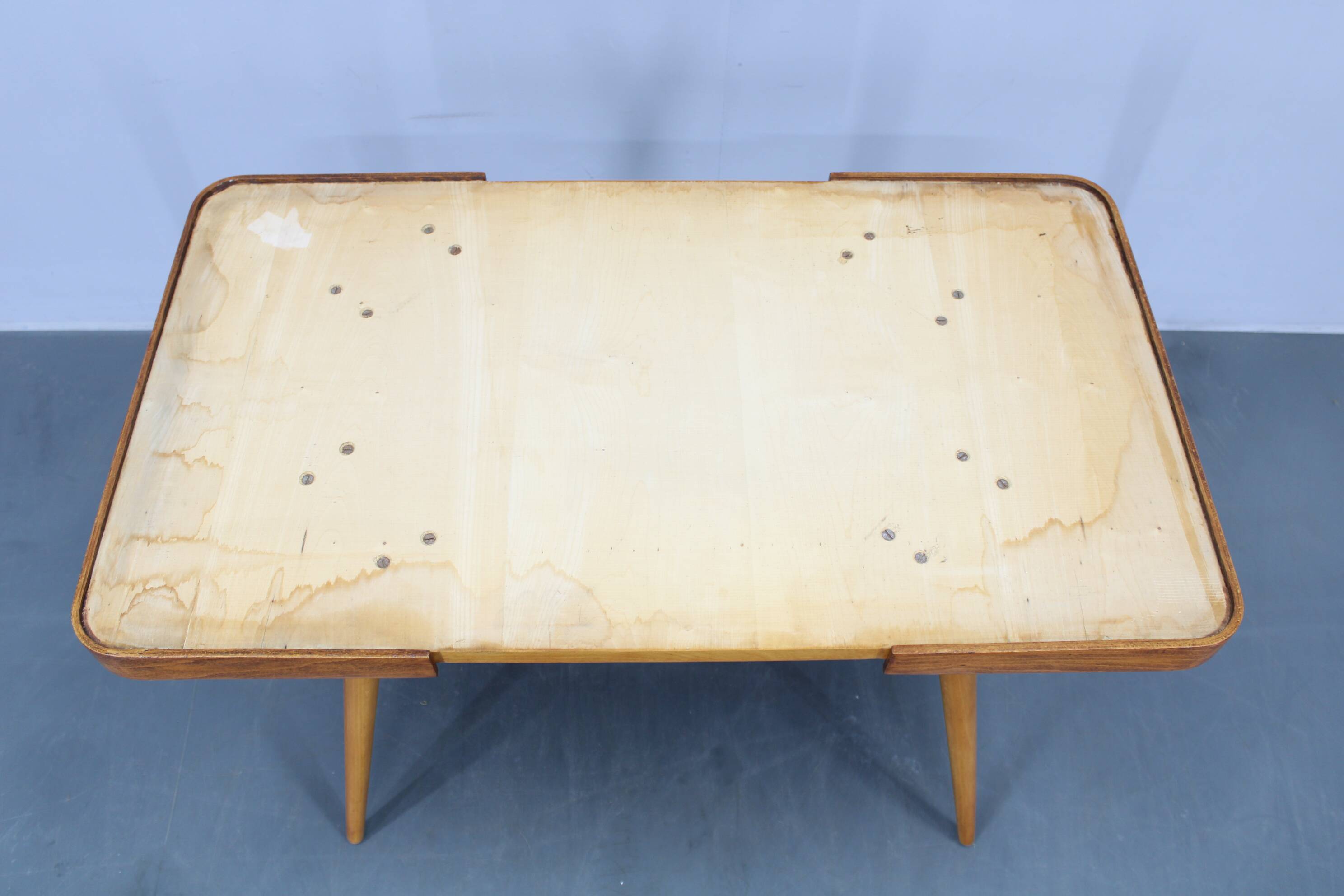 Table basse en hêtre et en verre opaque, années 1960, Tchécoslovaquie