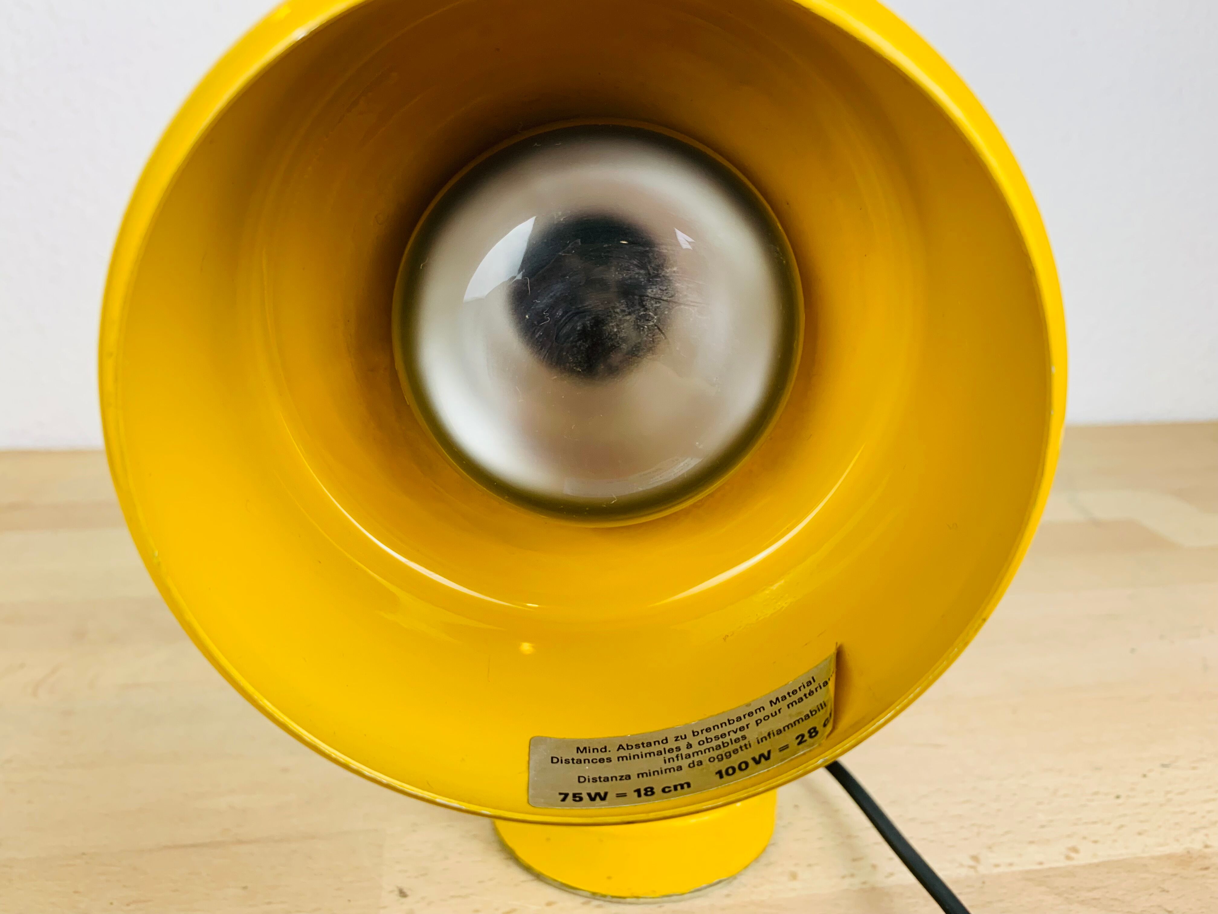 Yellow spot lamp to pose 70s