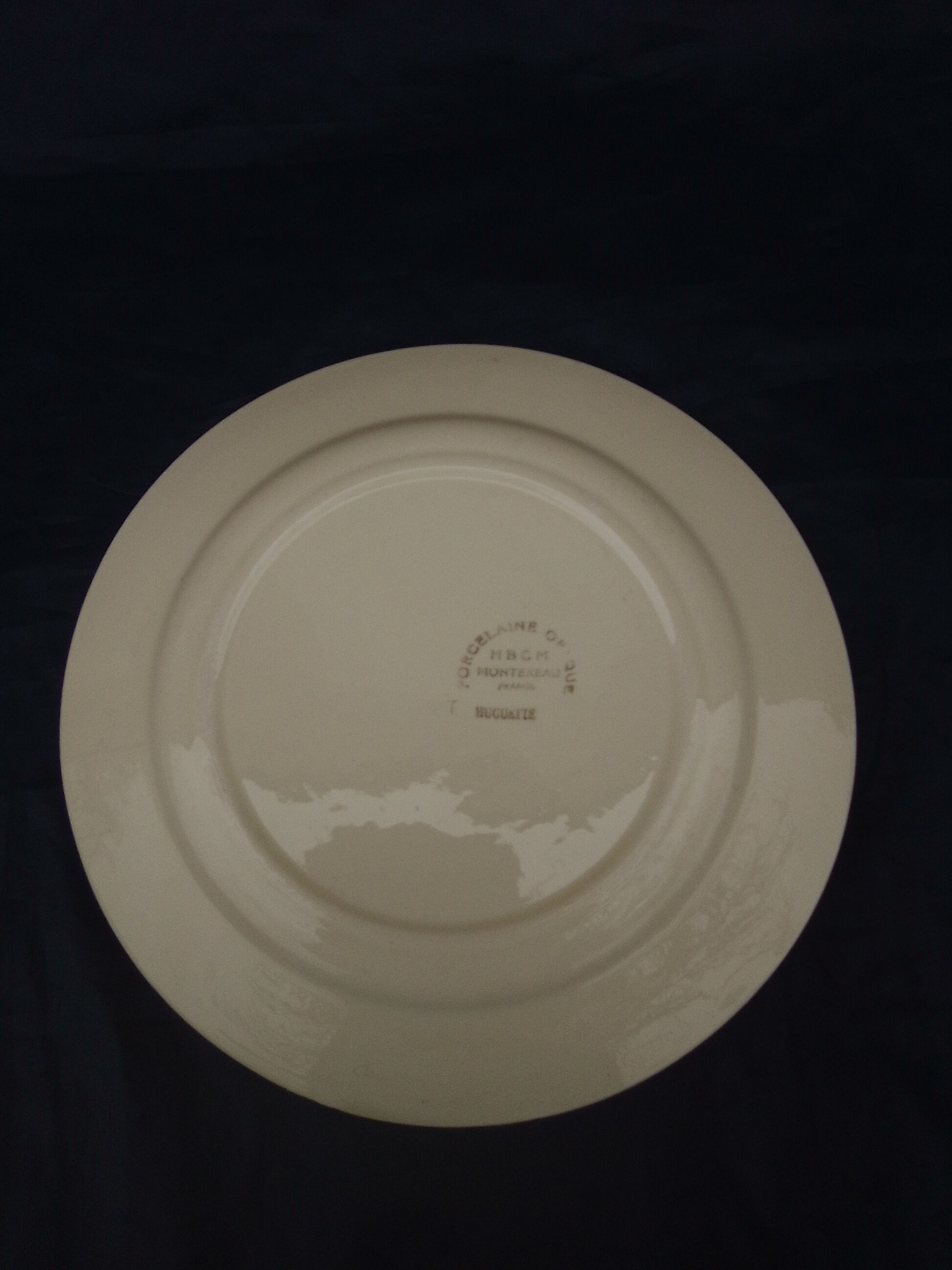 Opaque porcelain plate HBCM Creil Montereau model Huguette diam 22.5 cm