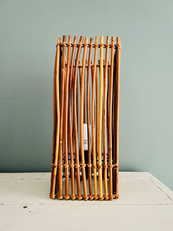 Lampe cube en bois et osier vintage