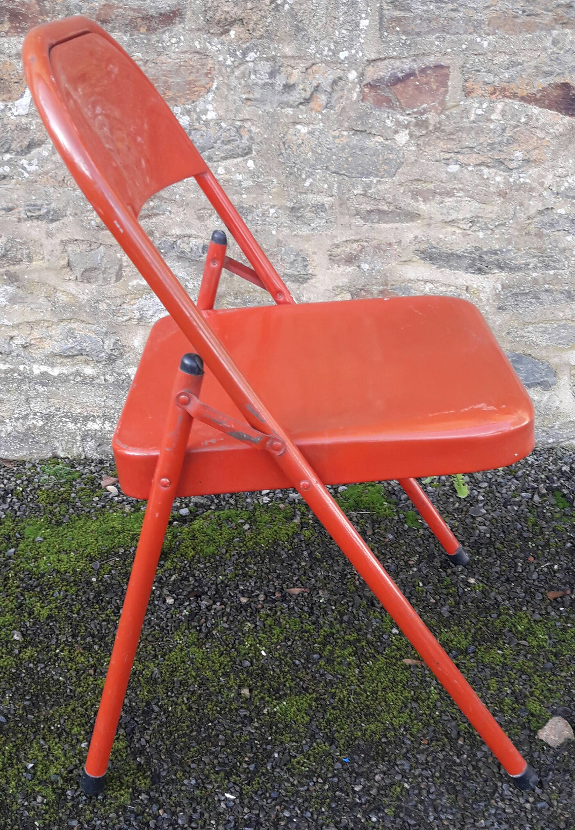 Red metal folding chair, 80s/90s