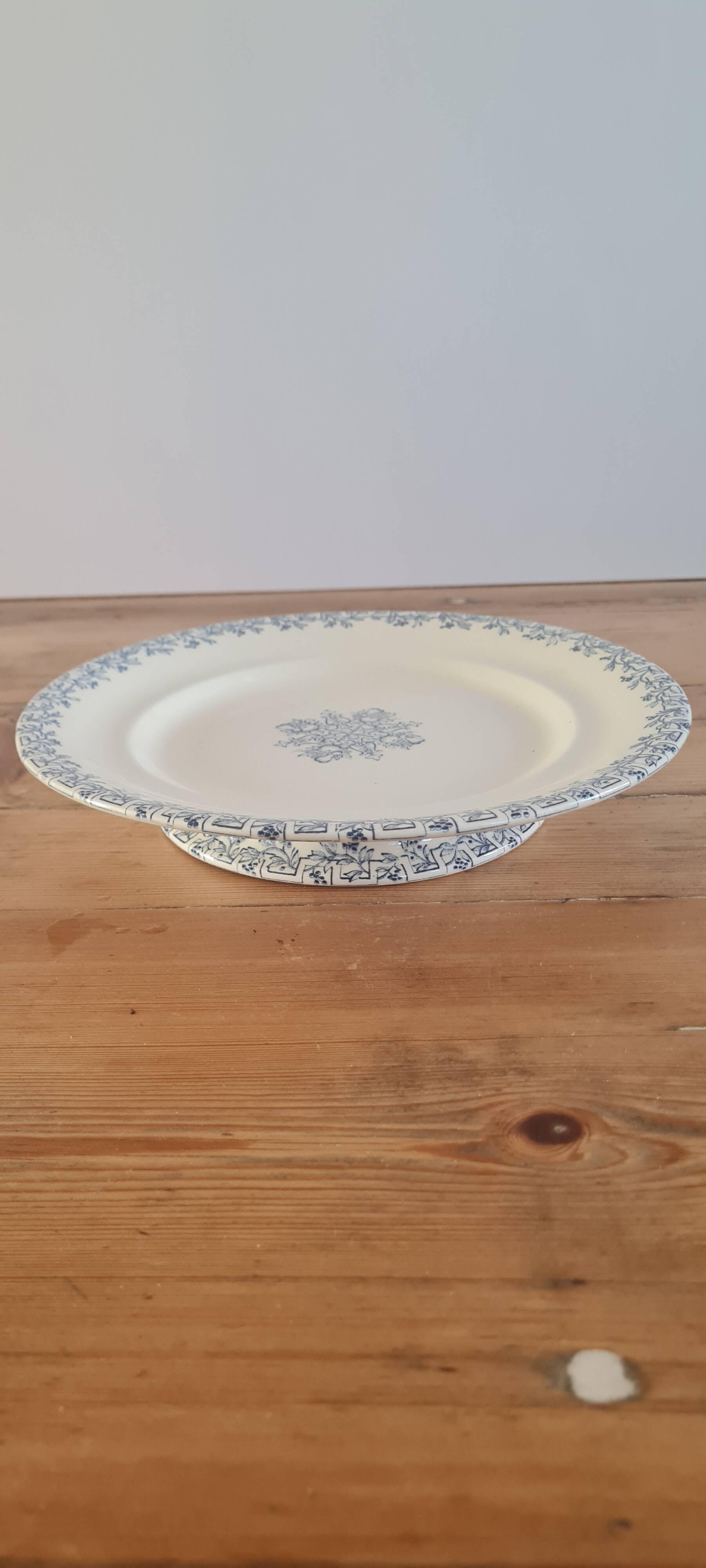 Flat serving compotier in iron earth