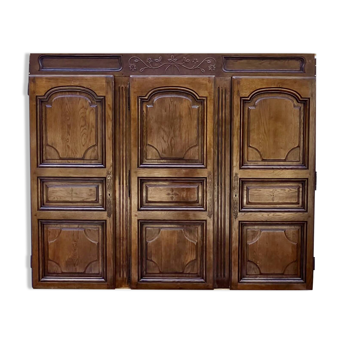 French handcrafted oak wardrobe – House of Centuries