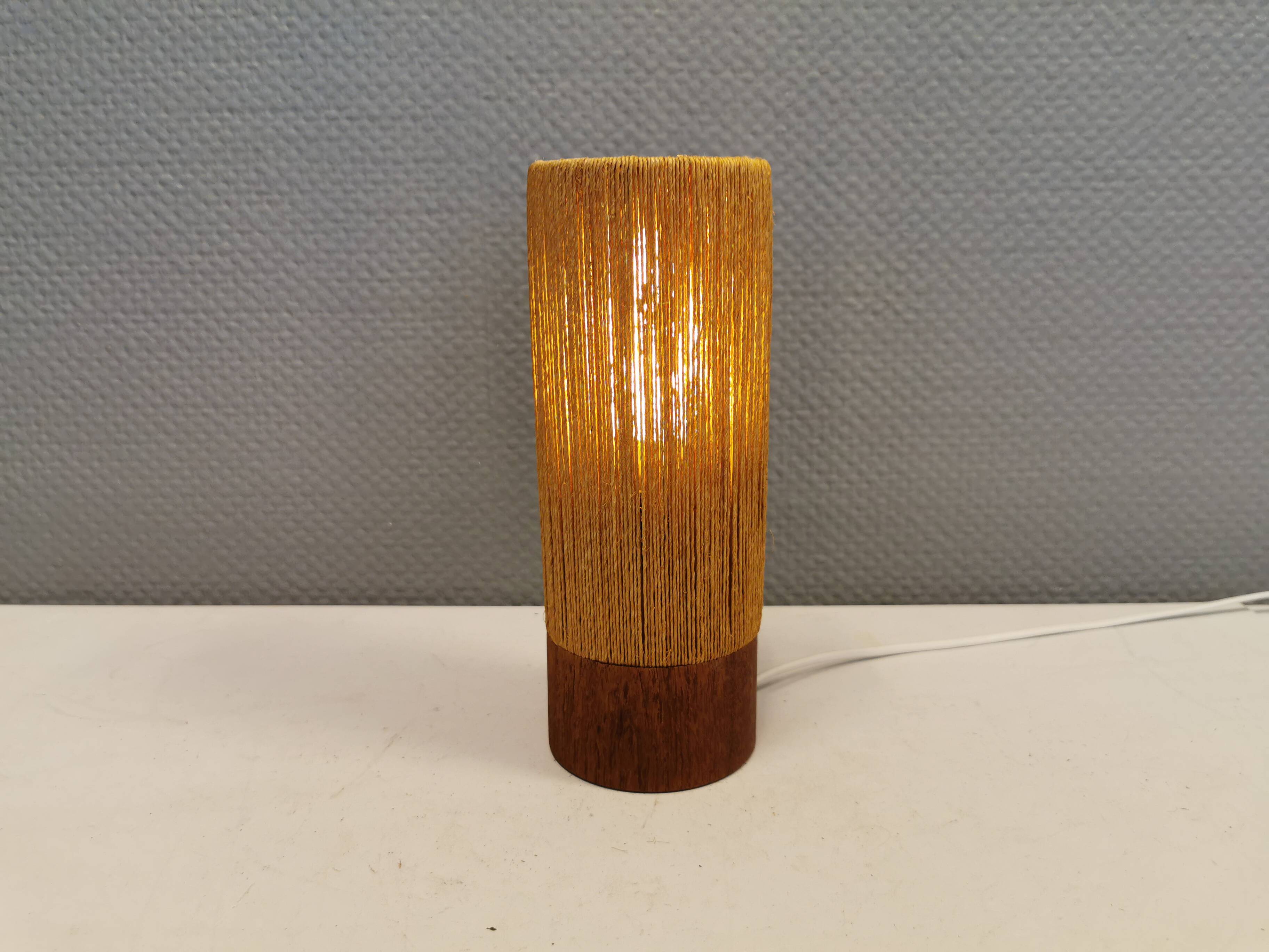 Beautiful cylindrical table lamp in wood and sisal, estimated 1960s-1970s