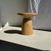 Table d'appoint en manguier massif naturel (monoxyle) piètement conique min