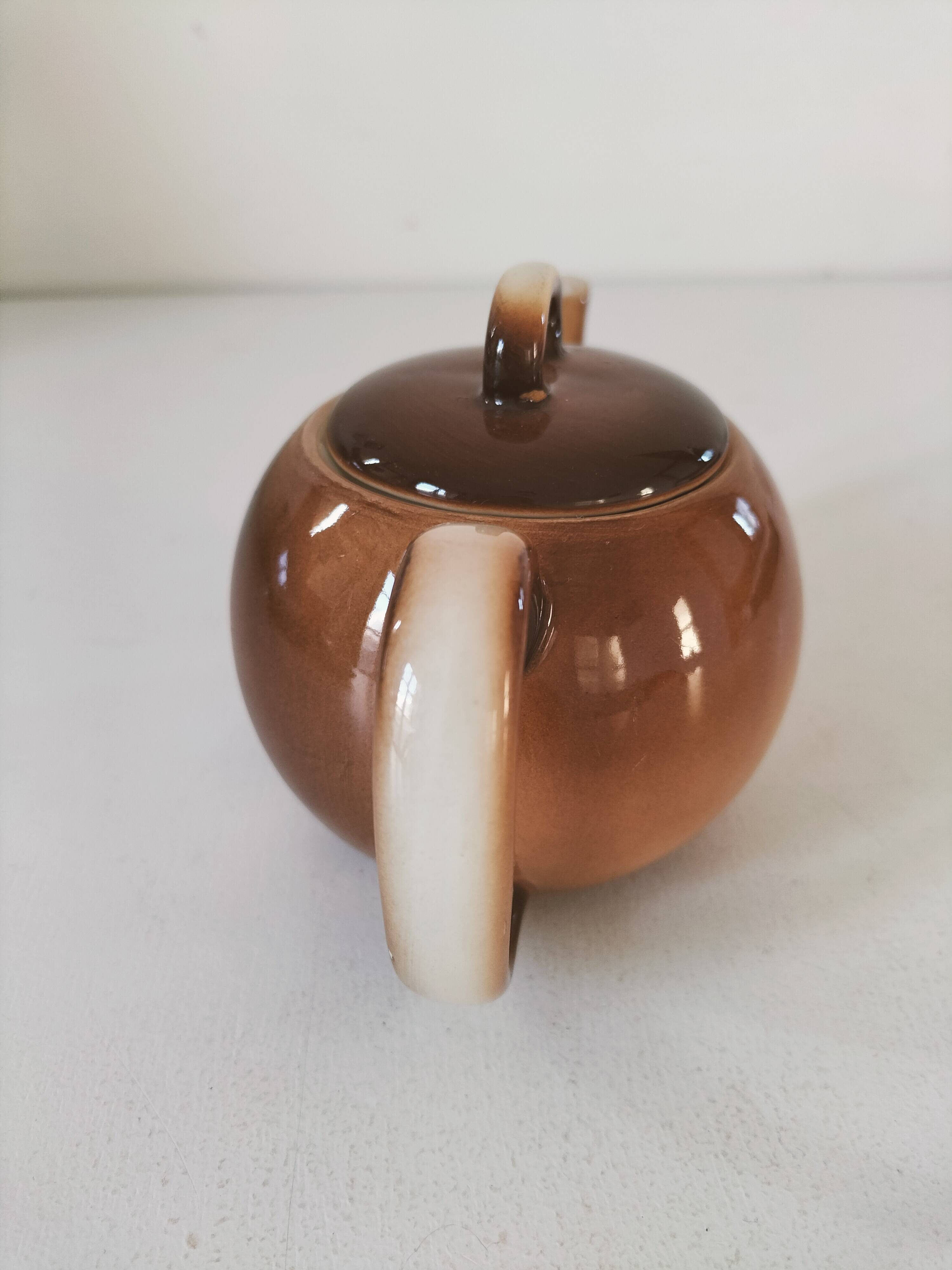 Small graphic selfish teapot in gradient brown – 70s
