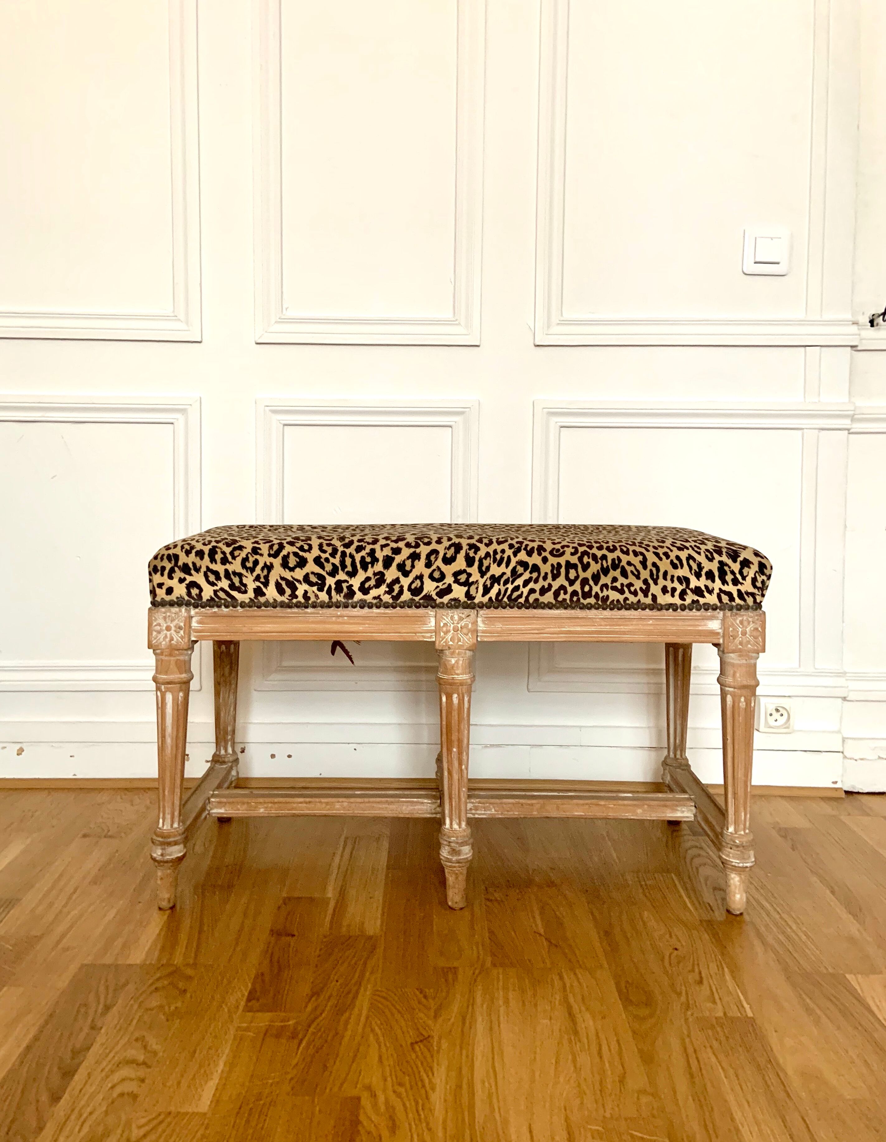 Leopard seat