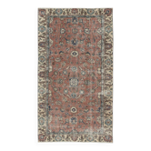 Tapis d'accent en laine rouge turc fait main vintage avec un design floral pour la décoration de la maison et du bureau.