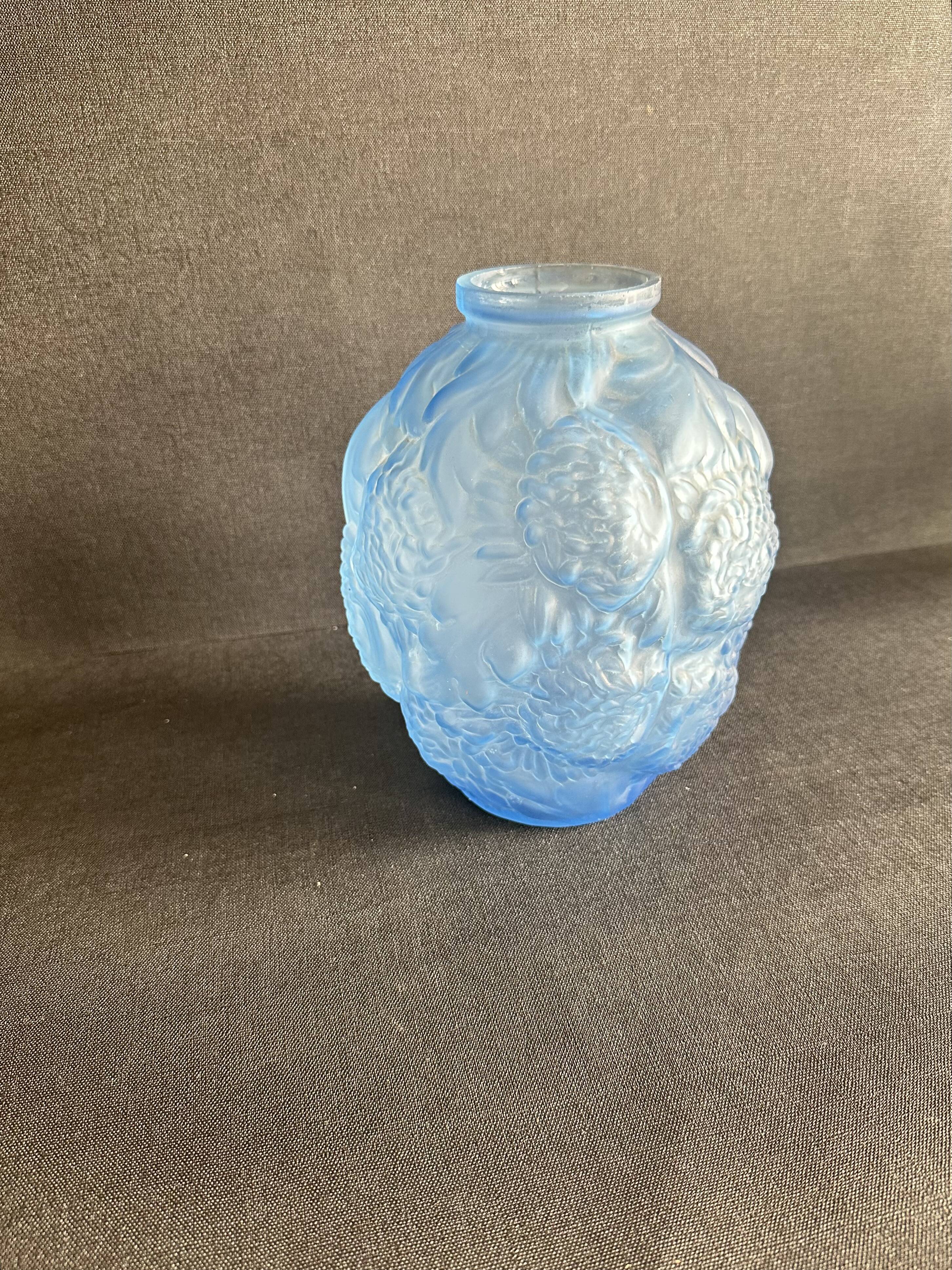 Large Art Deco round vase in frosted blue glass - 1930