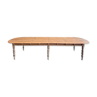 Grande table à manger en bois brut