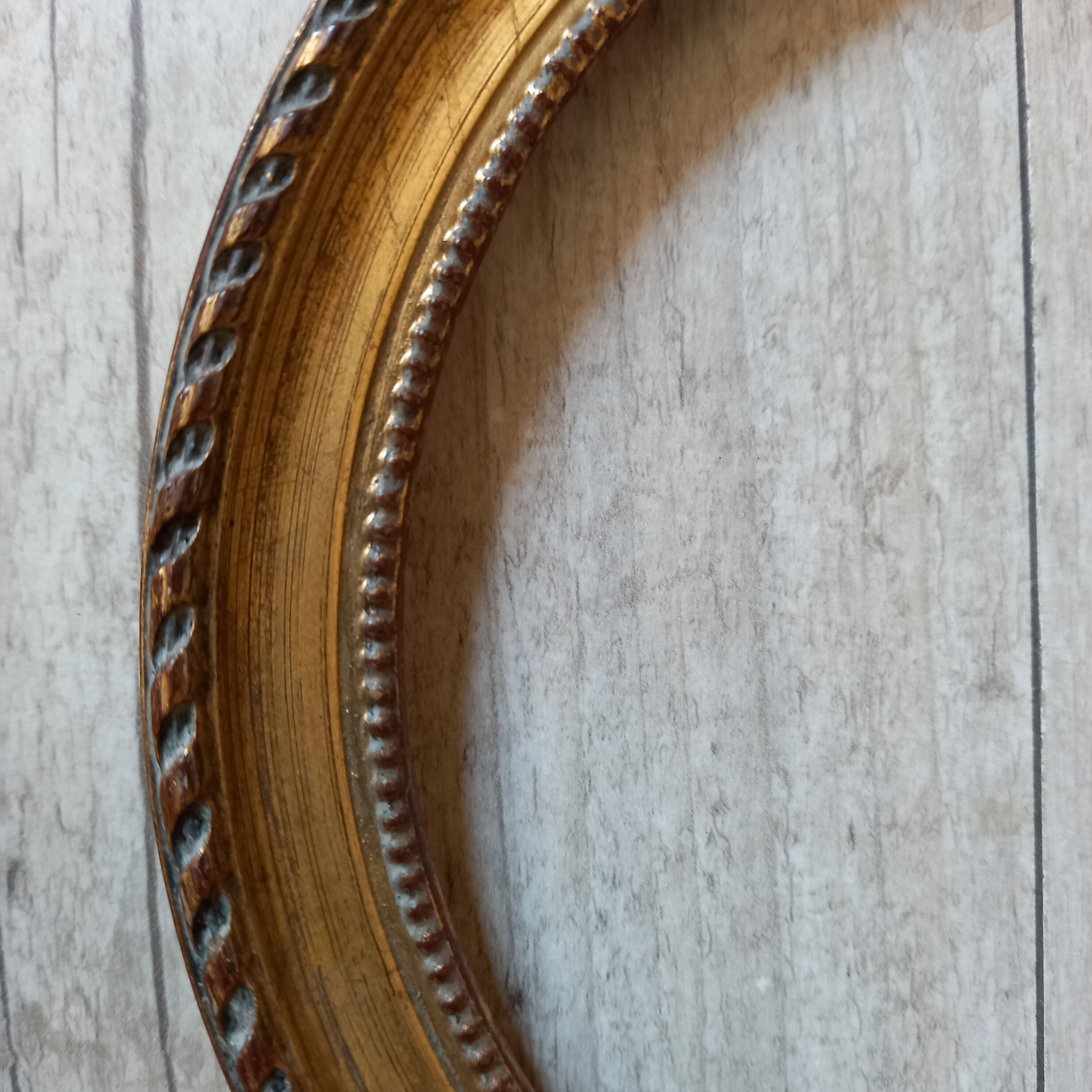 Set of 3 round frames and golden square