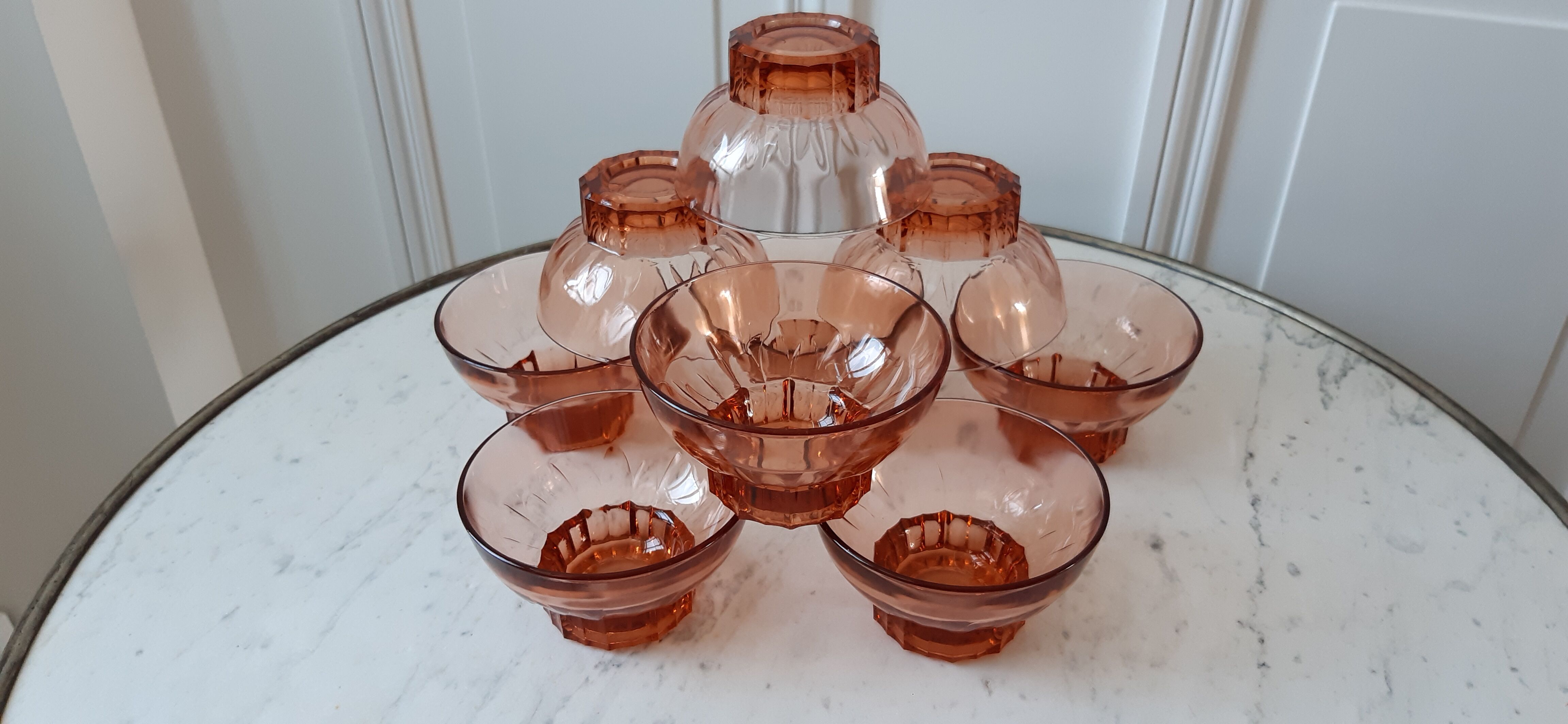 Set of 9 glasses of pink art deco glass champagne