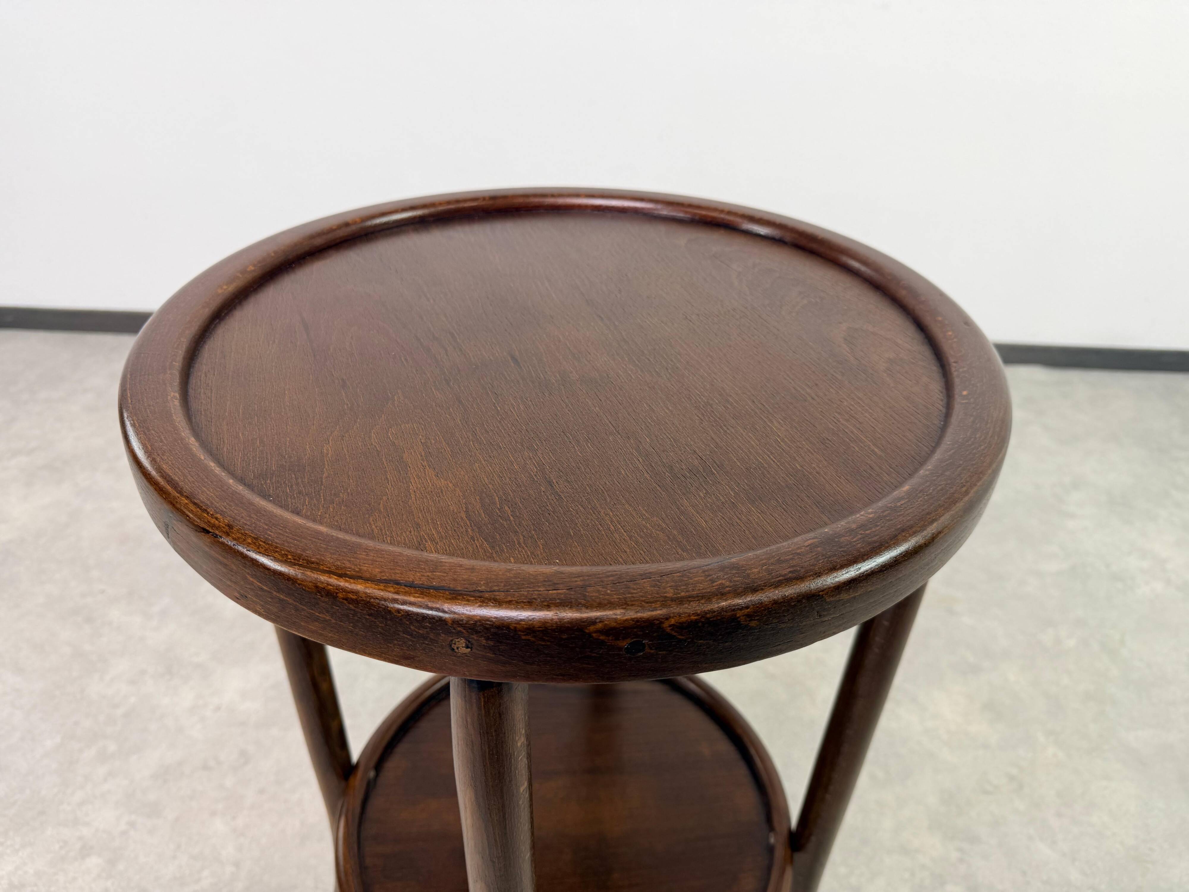 Table d'appoint ancienne de Thonet-Mundus