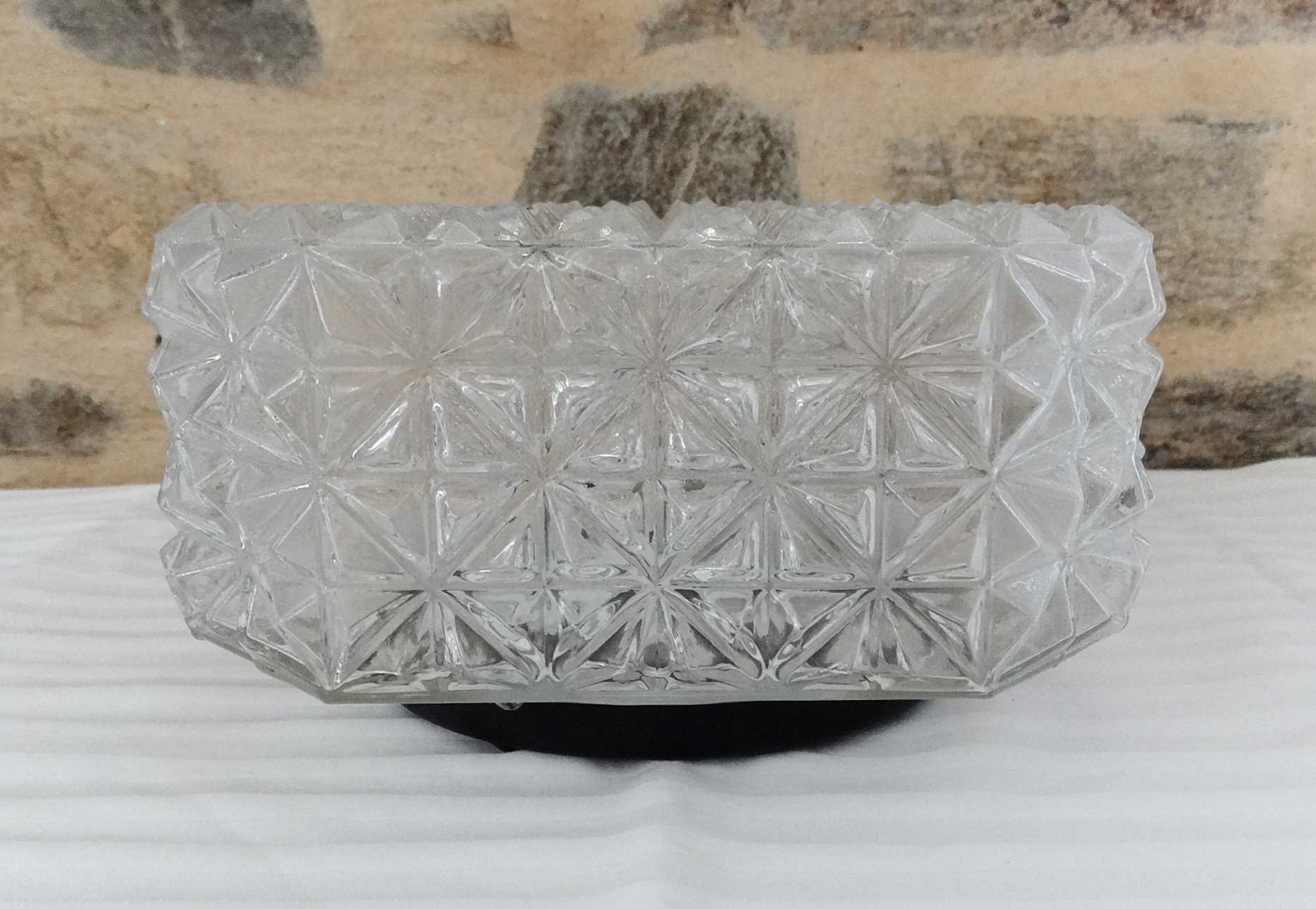 Square ceiling light in transparanting chiseled glass