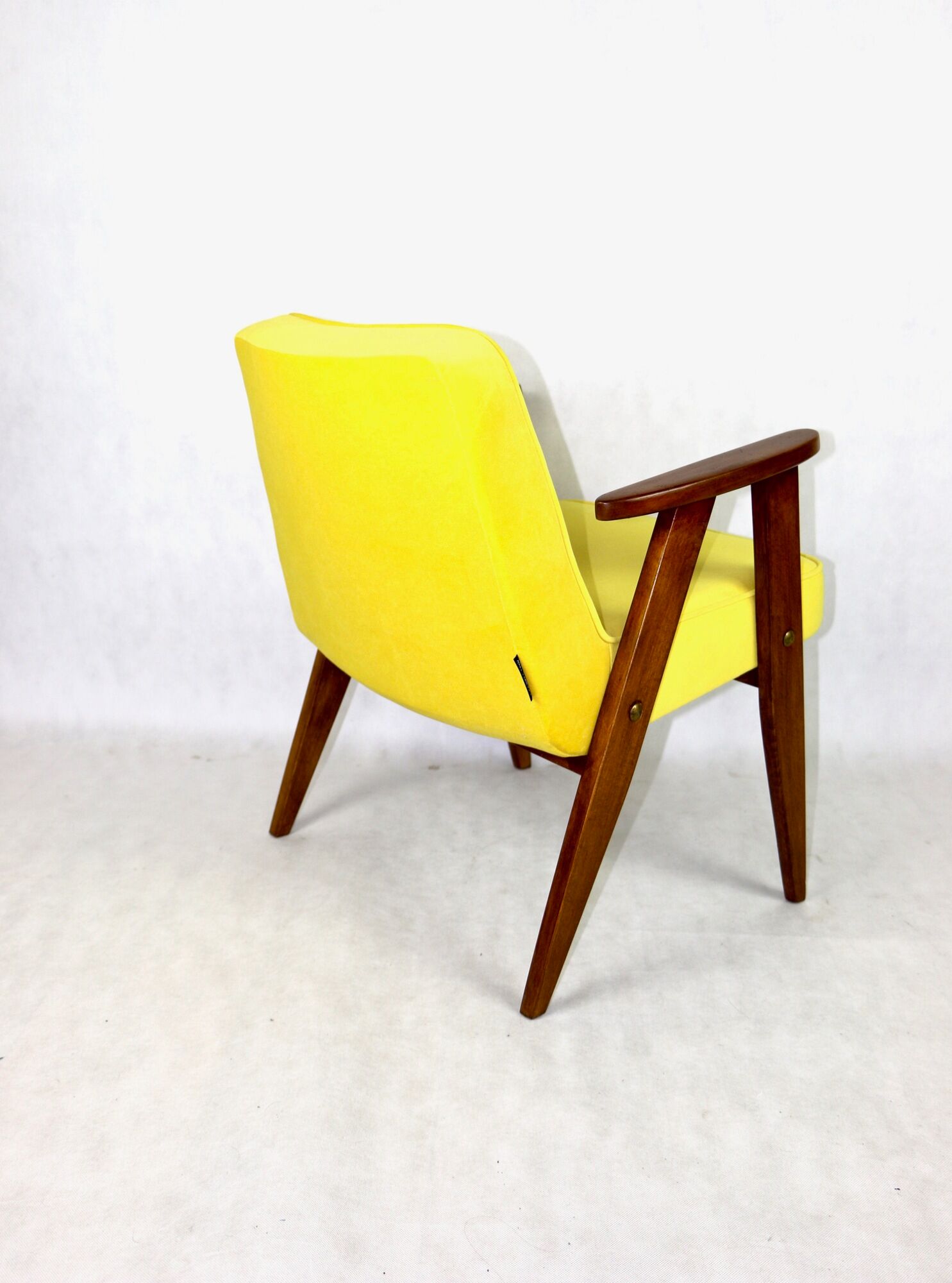 Fauteuil 366 en velours jaune de Józef Chierowski, années 1970
