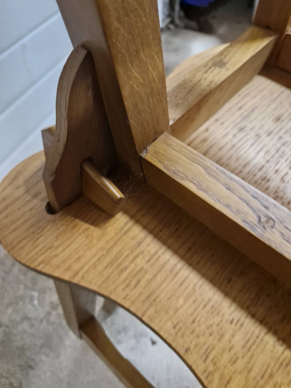 Paire de petites chaises brutalistes