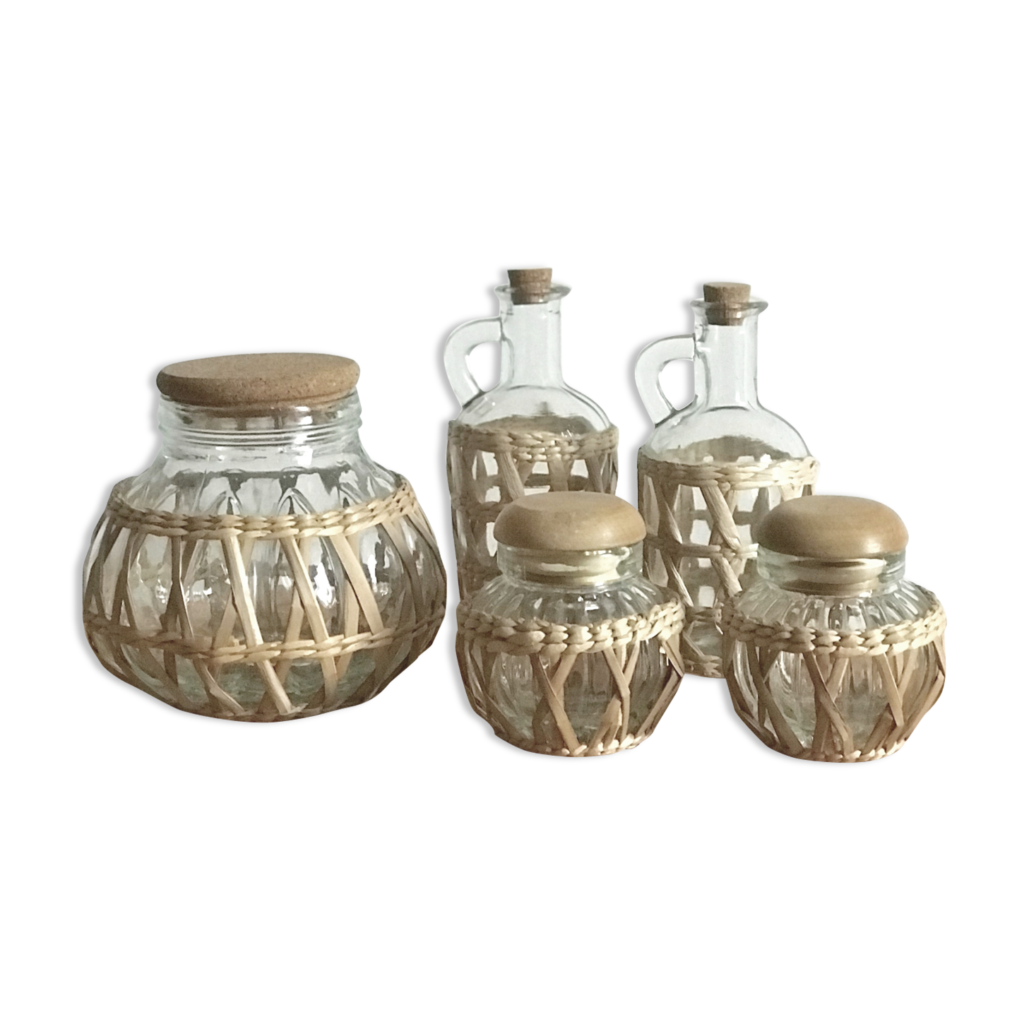 Pots et flacons en verre et rotin