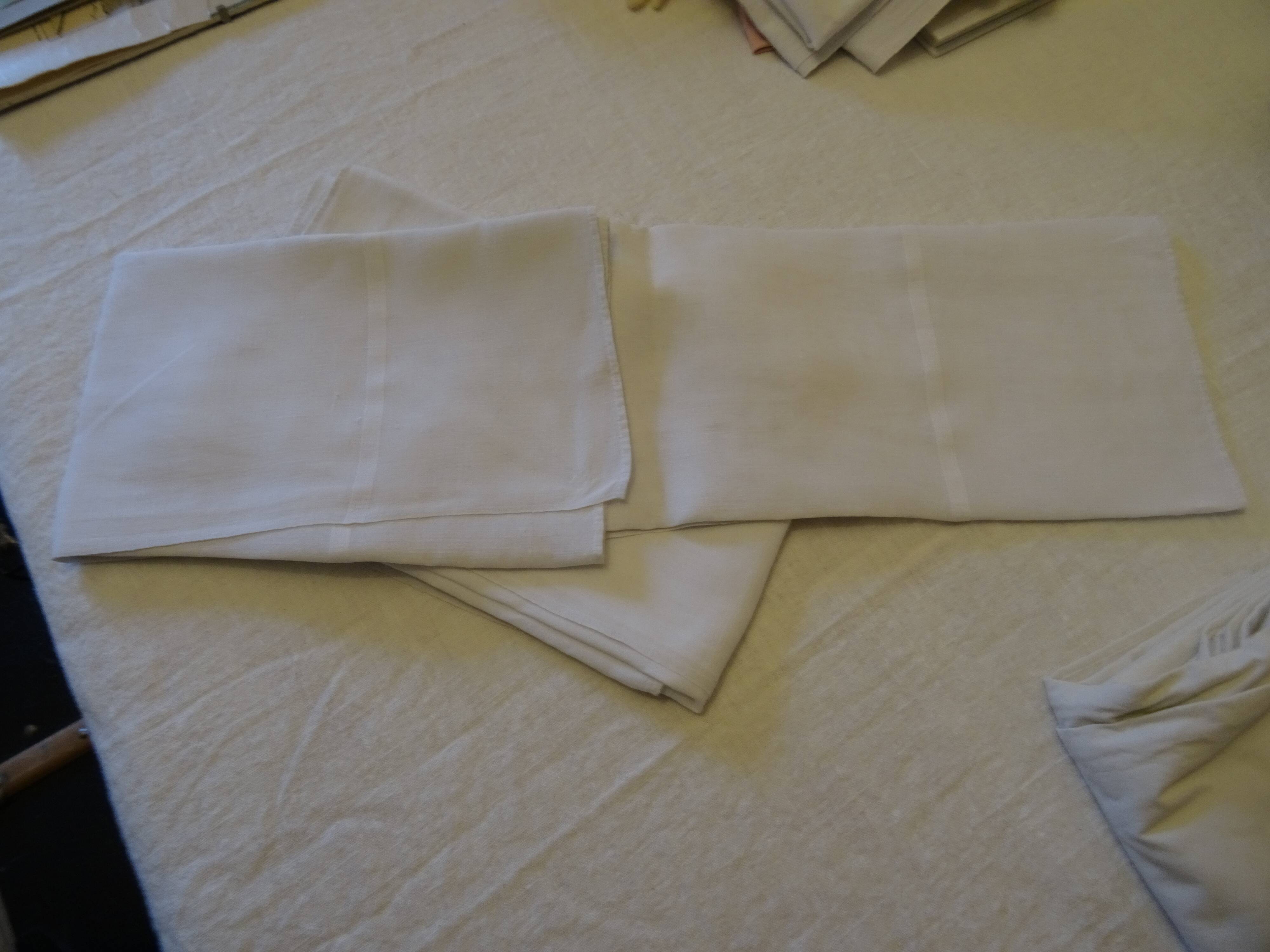 Lot of 3 towels in linen monograms VD