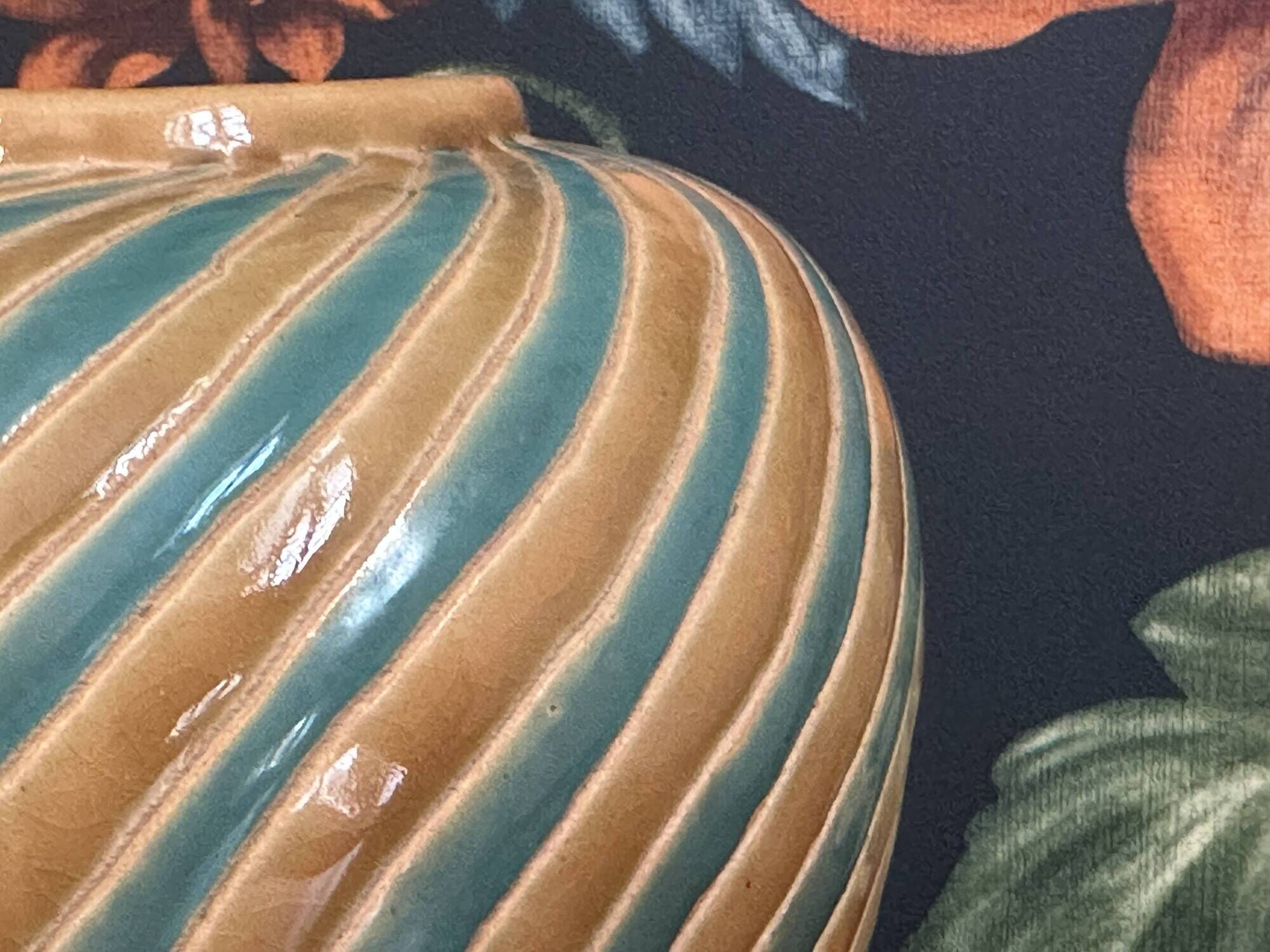 Ancien vase boule en céramique forme spirale vintage