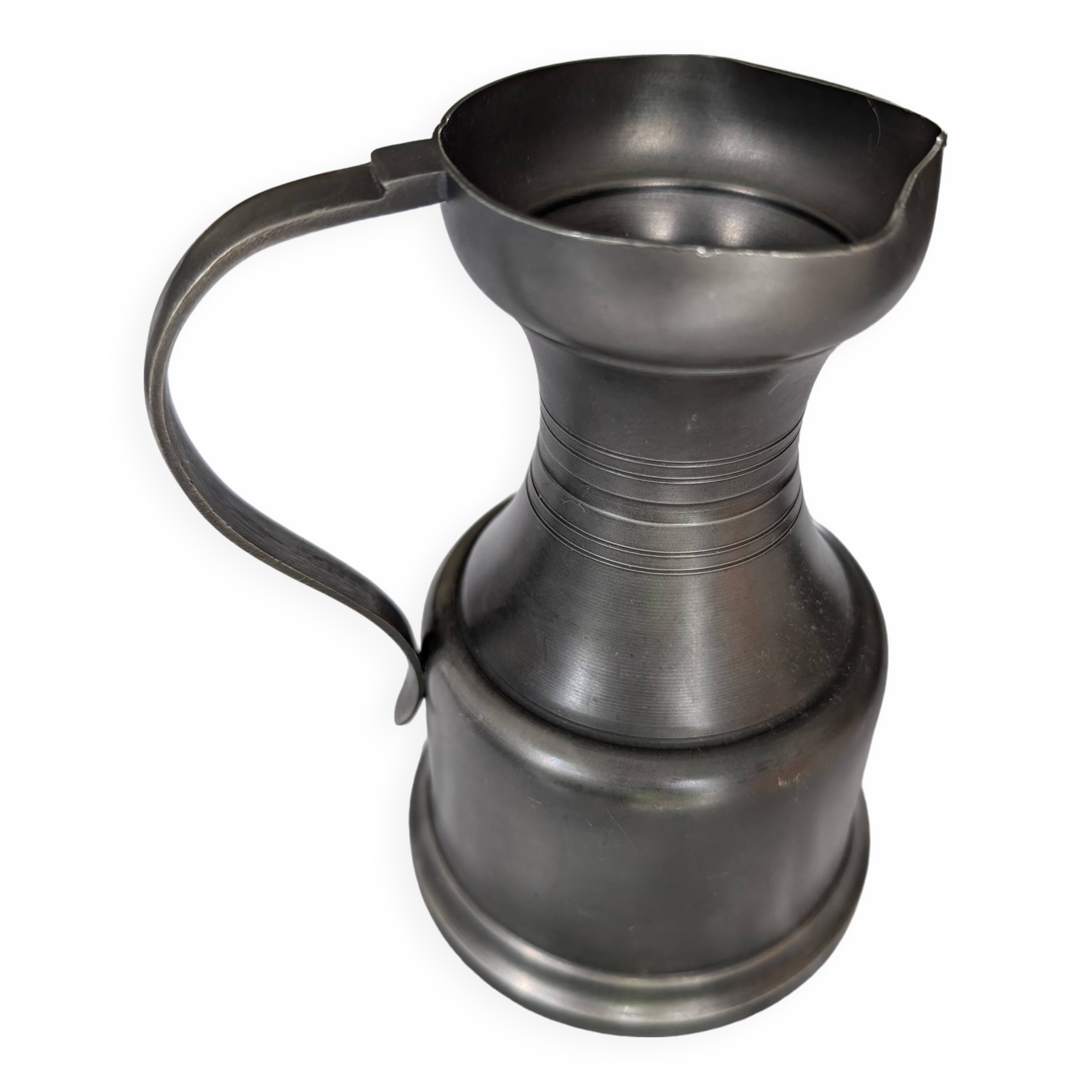 Pichet en étain avec anse et bec verseur