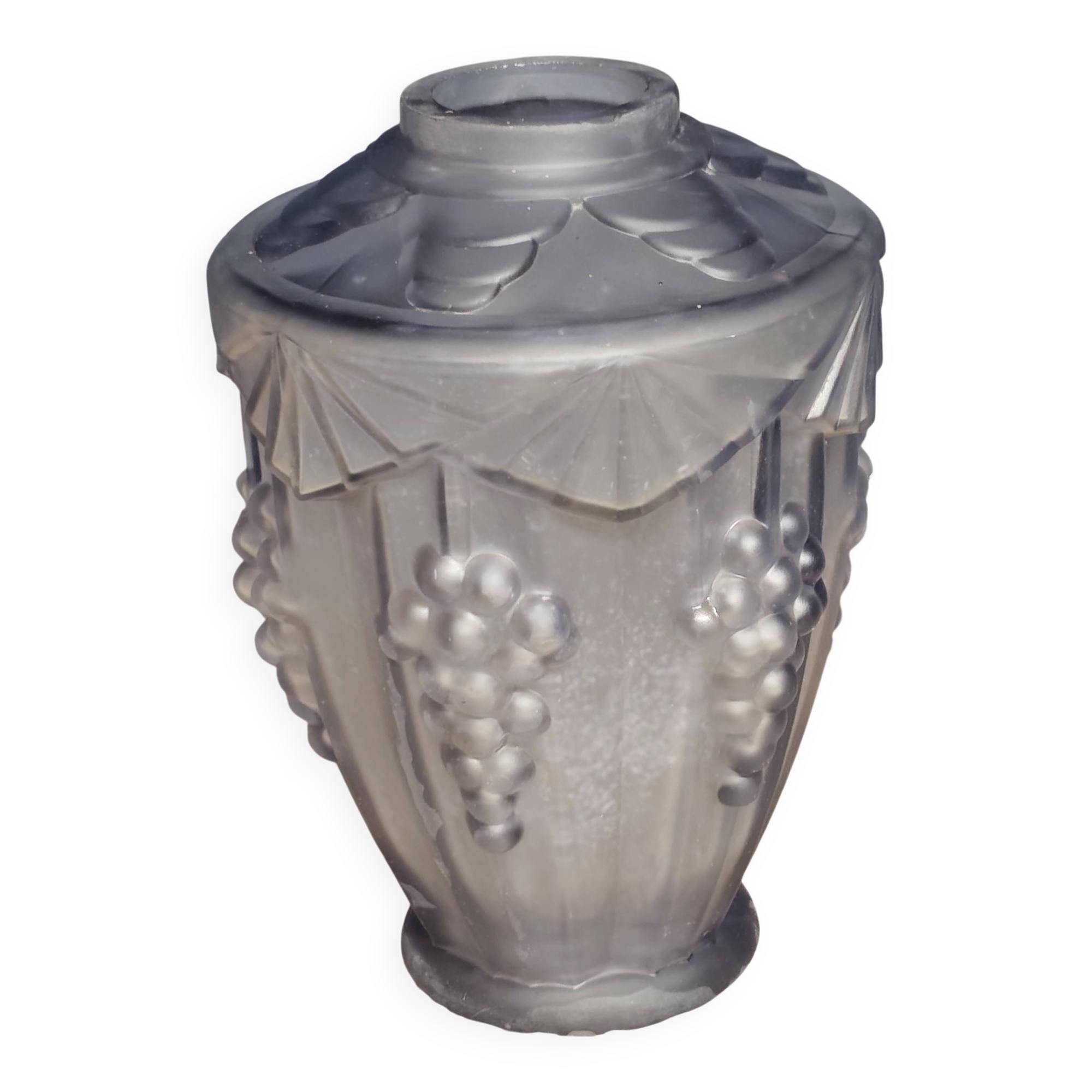 Art"deco vase with vine decoration