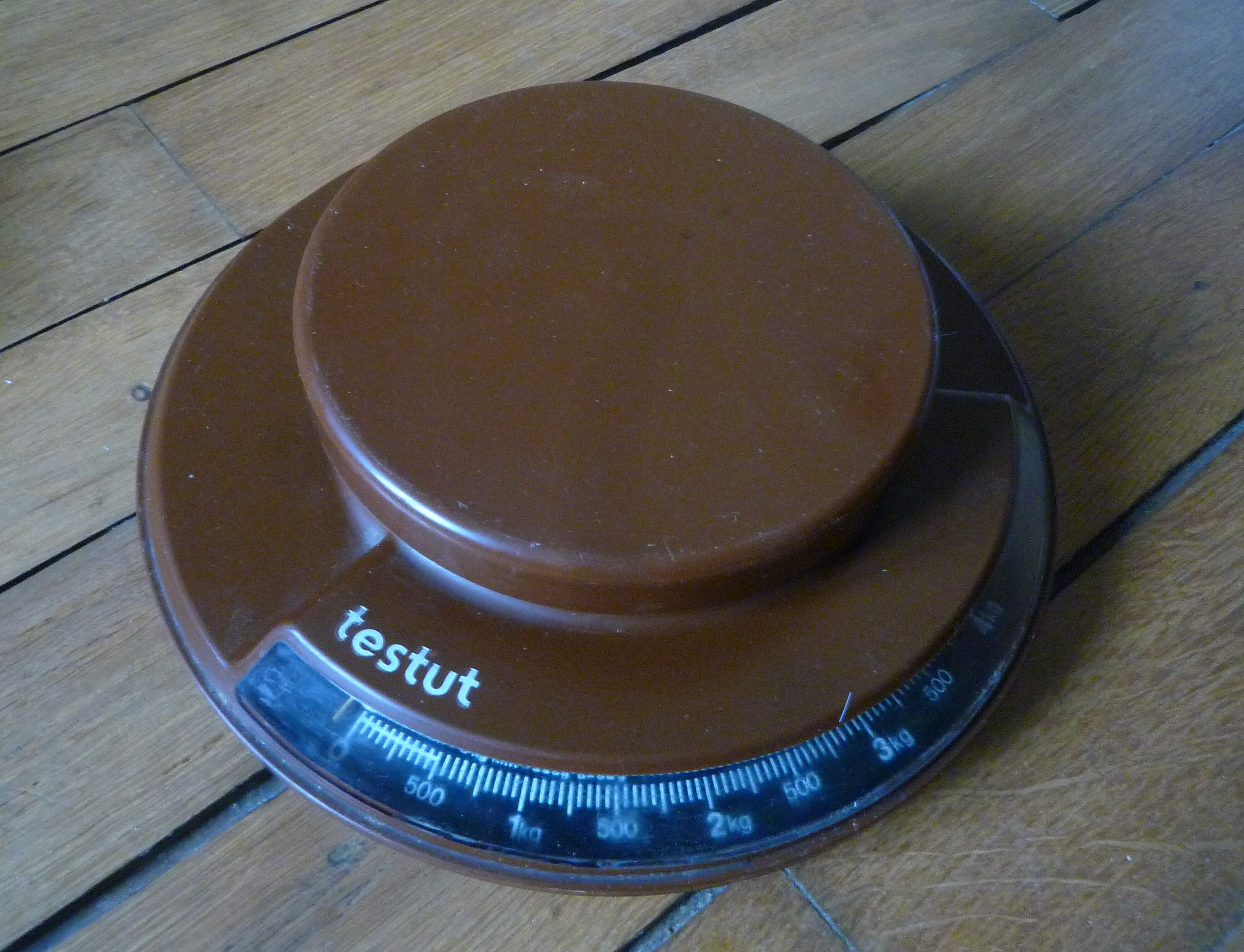 Round scale Testut, brown, vintage 1970s