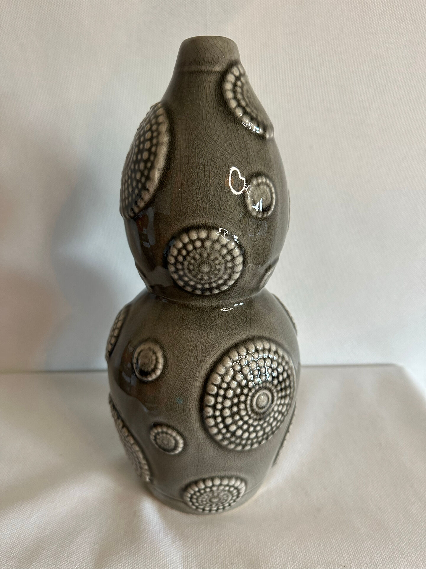 Vase en céramique grise à décor en relief